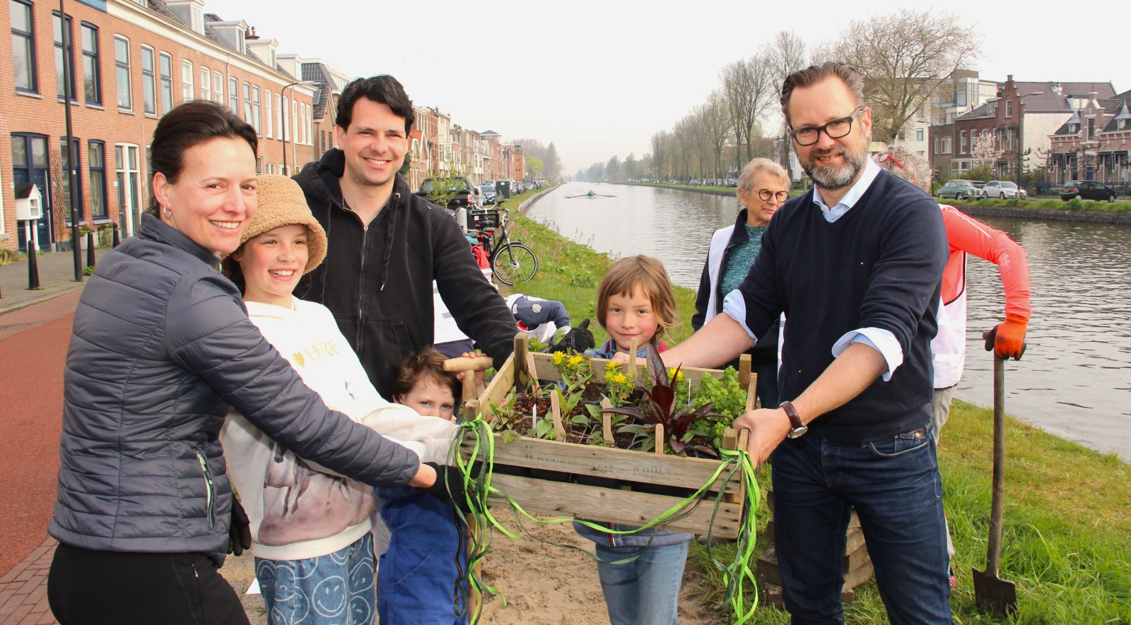 Stenen eruit en planten erin langs Vliet