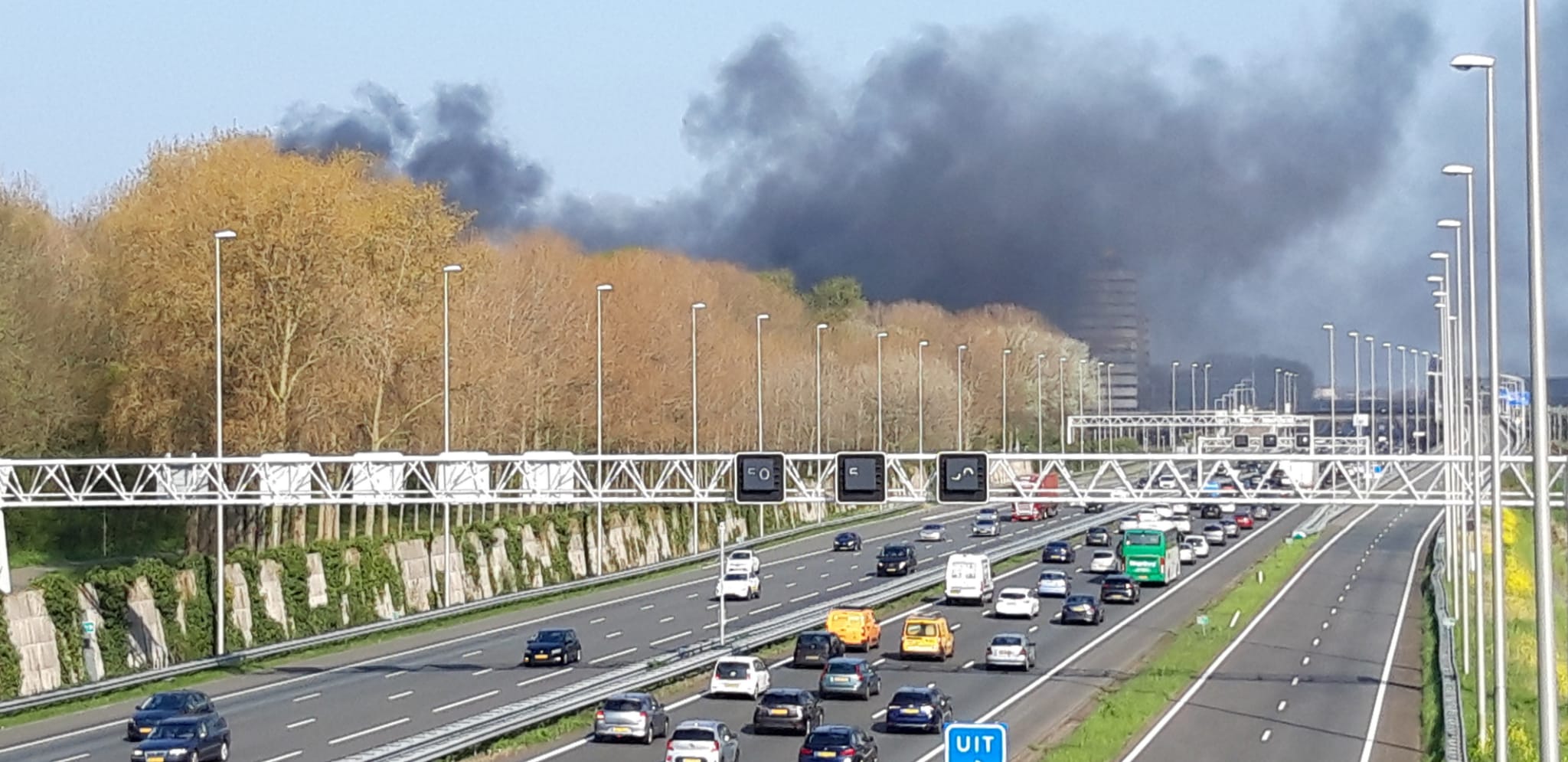 Flinke rookwolken boven de regio door grote brand Zoetermeer