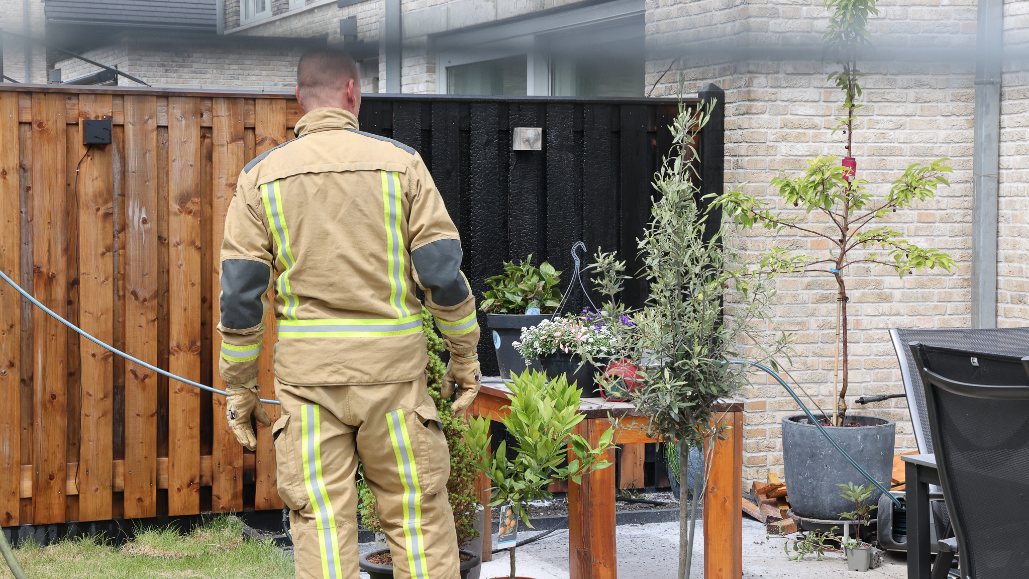 Schutting in brand aan Pijlstaart in Pijnacker