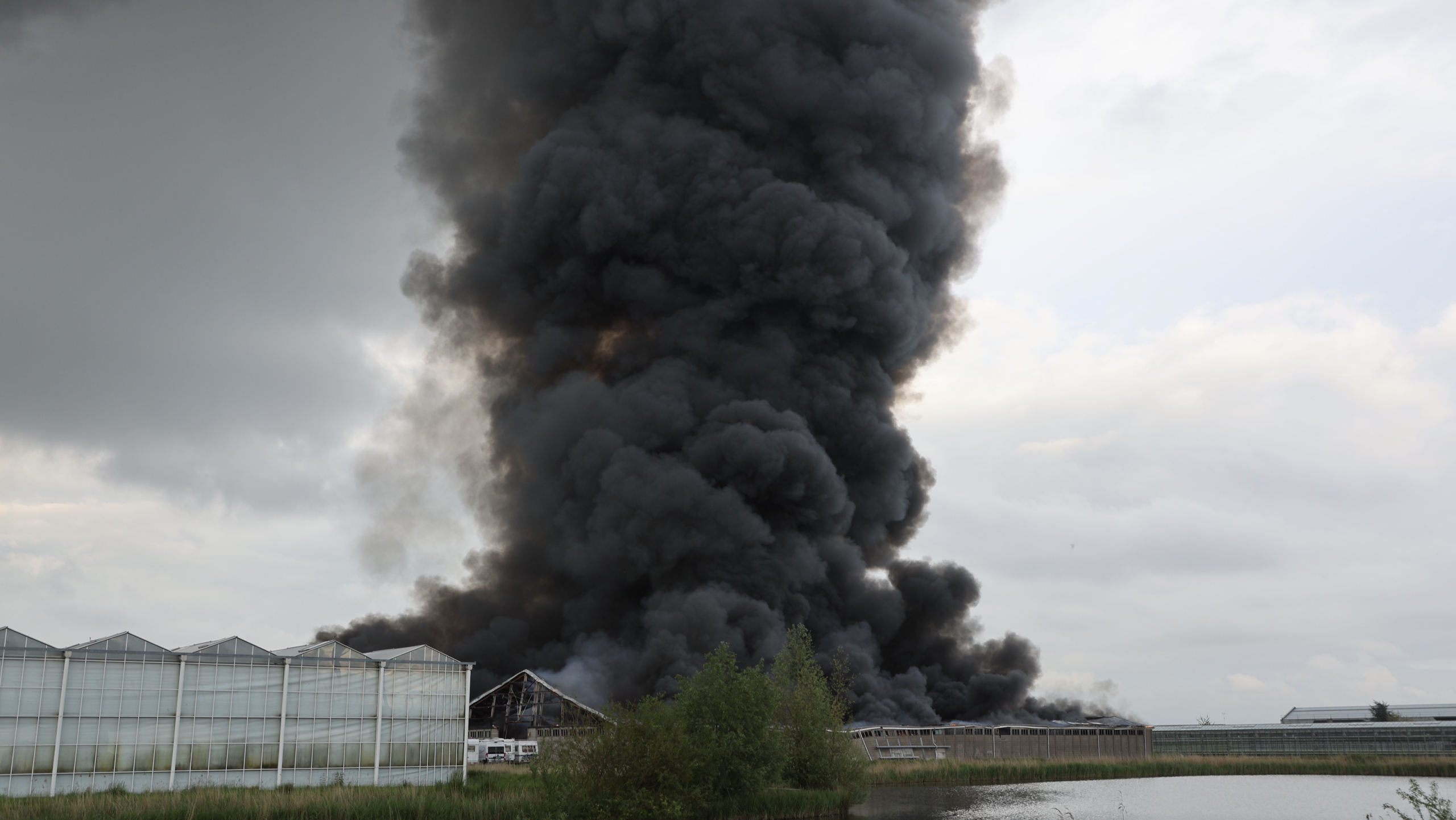 Grote brand in caravanopslag zorgt voor grote rookwolken in regio