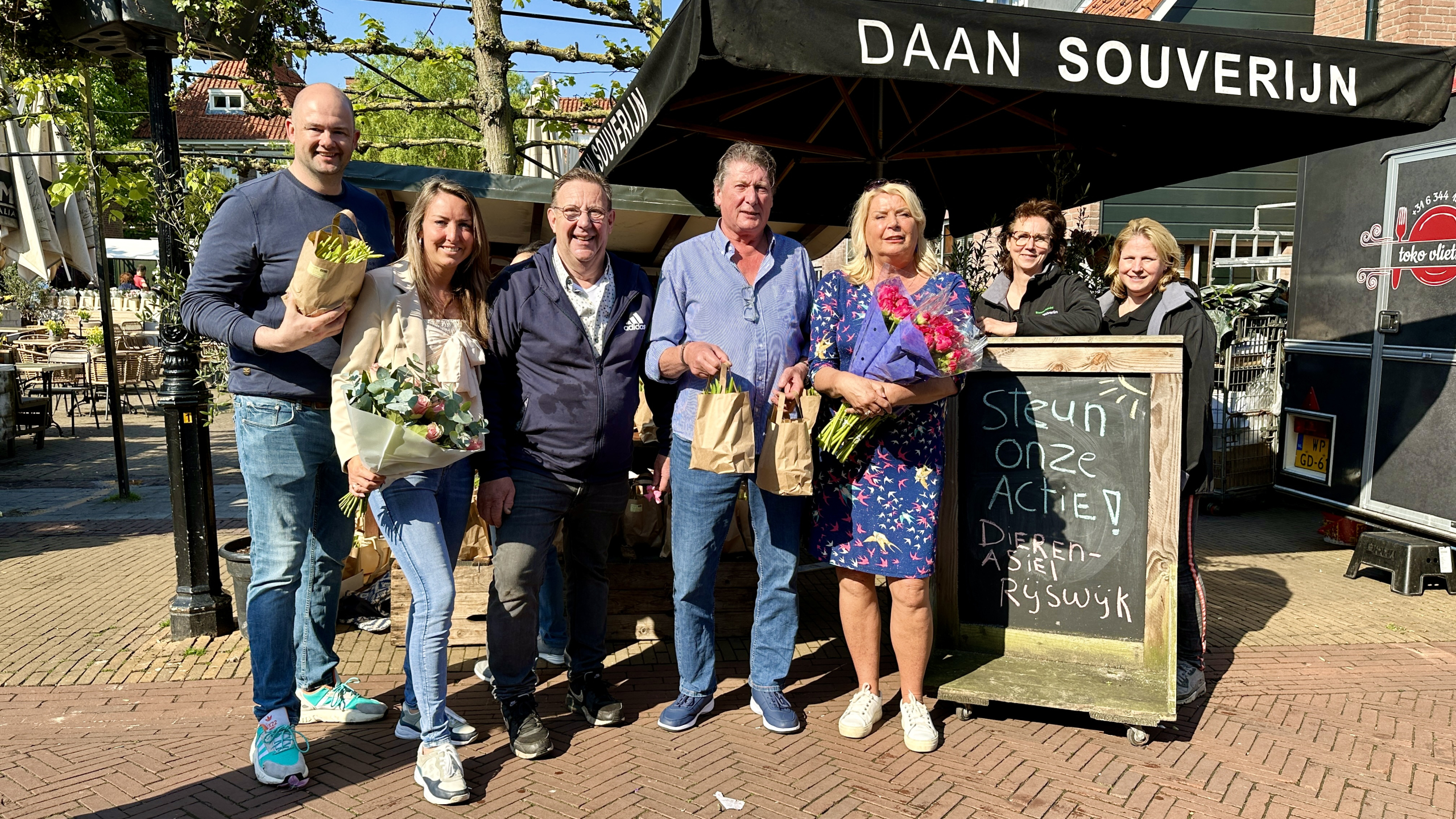 Koop een bosje bloemen en krijg een gratis tasje narcissen voor eenzame Rijswijkers