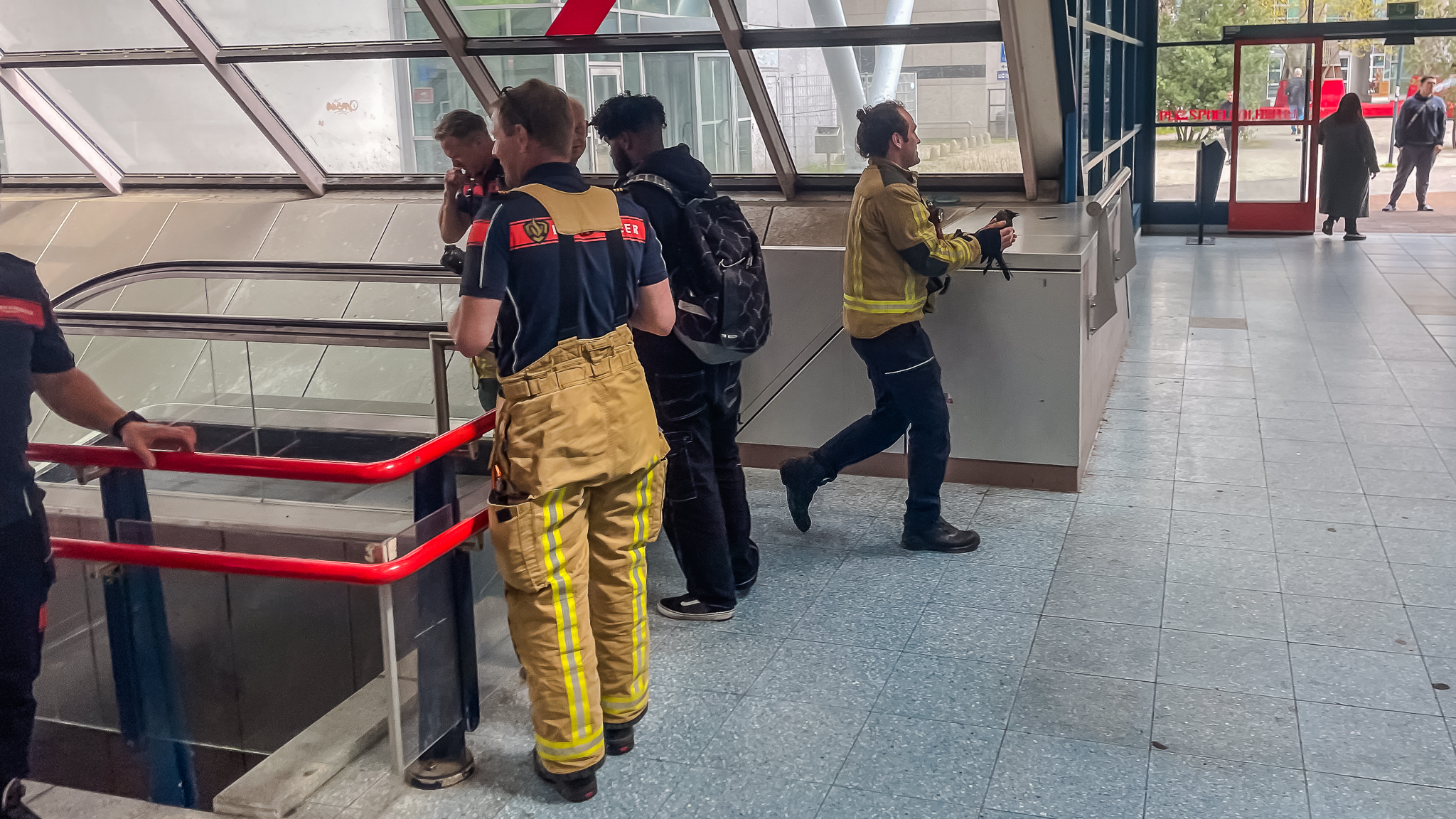 Brandweer bevrijdt vogel uit roltrap op station Rijswijk