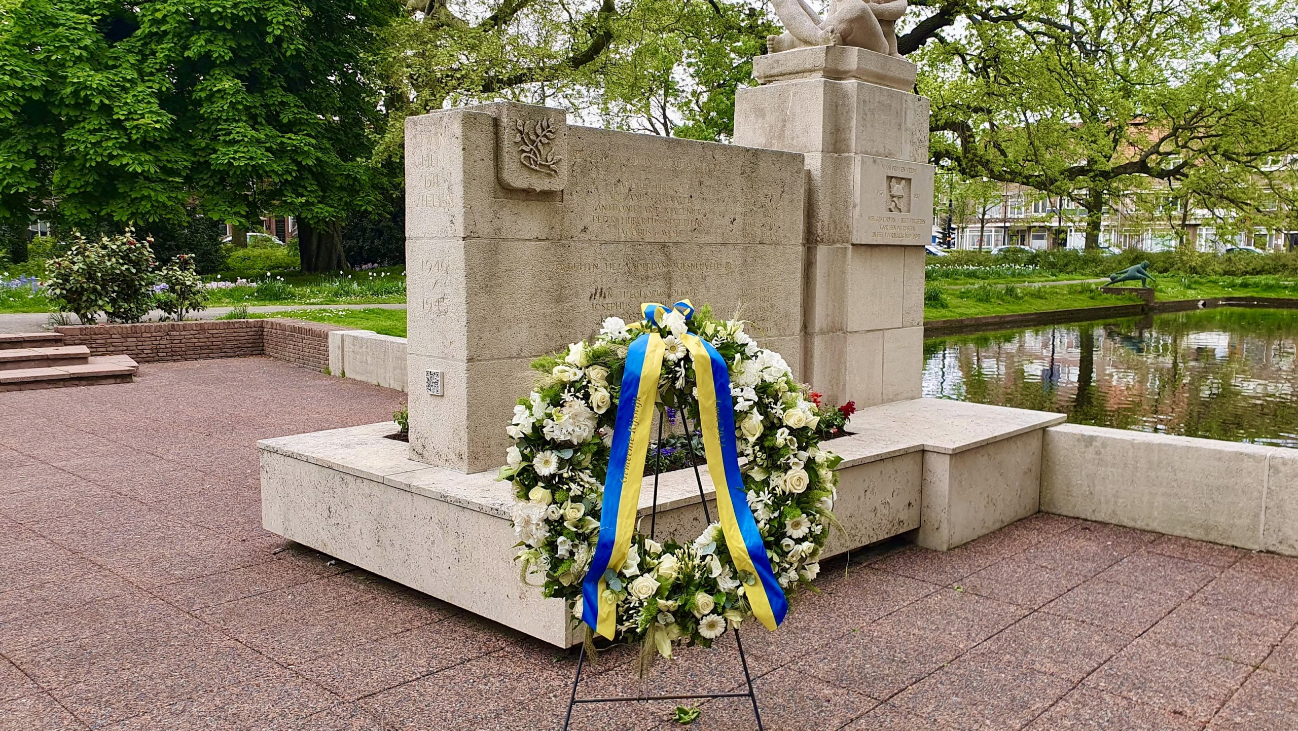 Gemeente Rijswijk plaatst nieuwe krans bij Oorlogsmonument