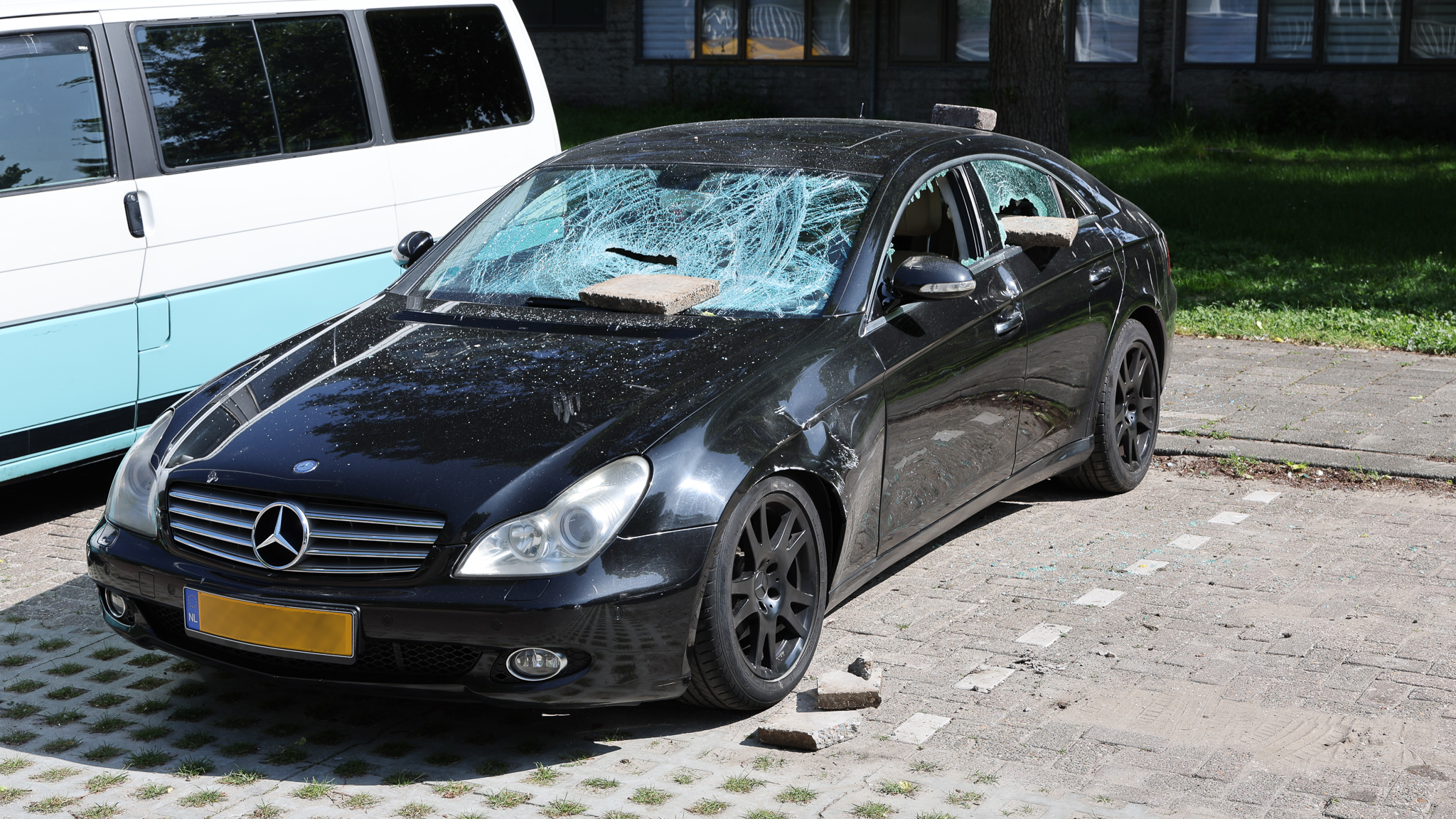 Geparkeerde Mercedes volledig vernield in Leidschendam