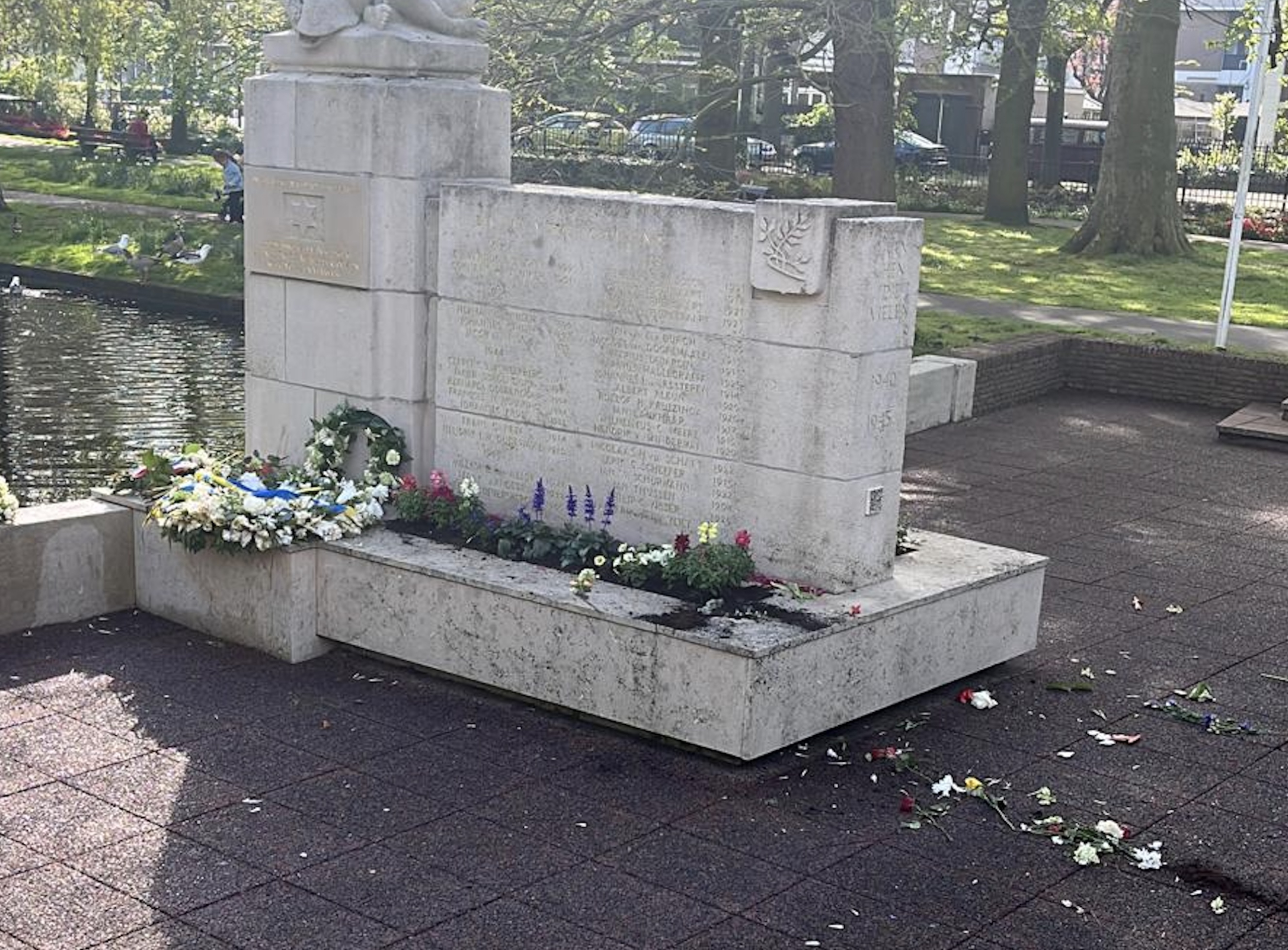 [Schokkend] Bloemstukken herdenking Park Hofrust weer in water gegooid