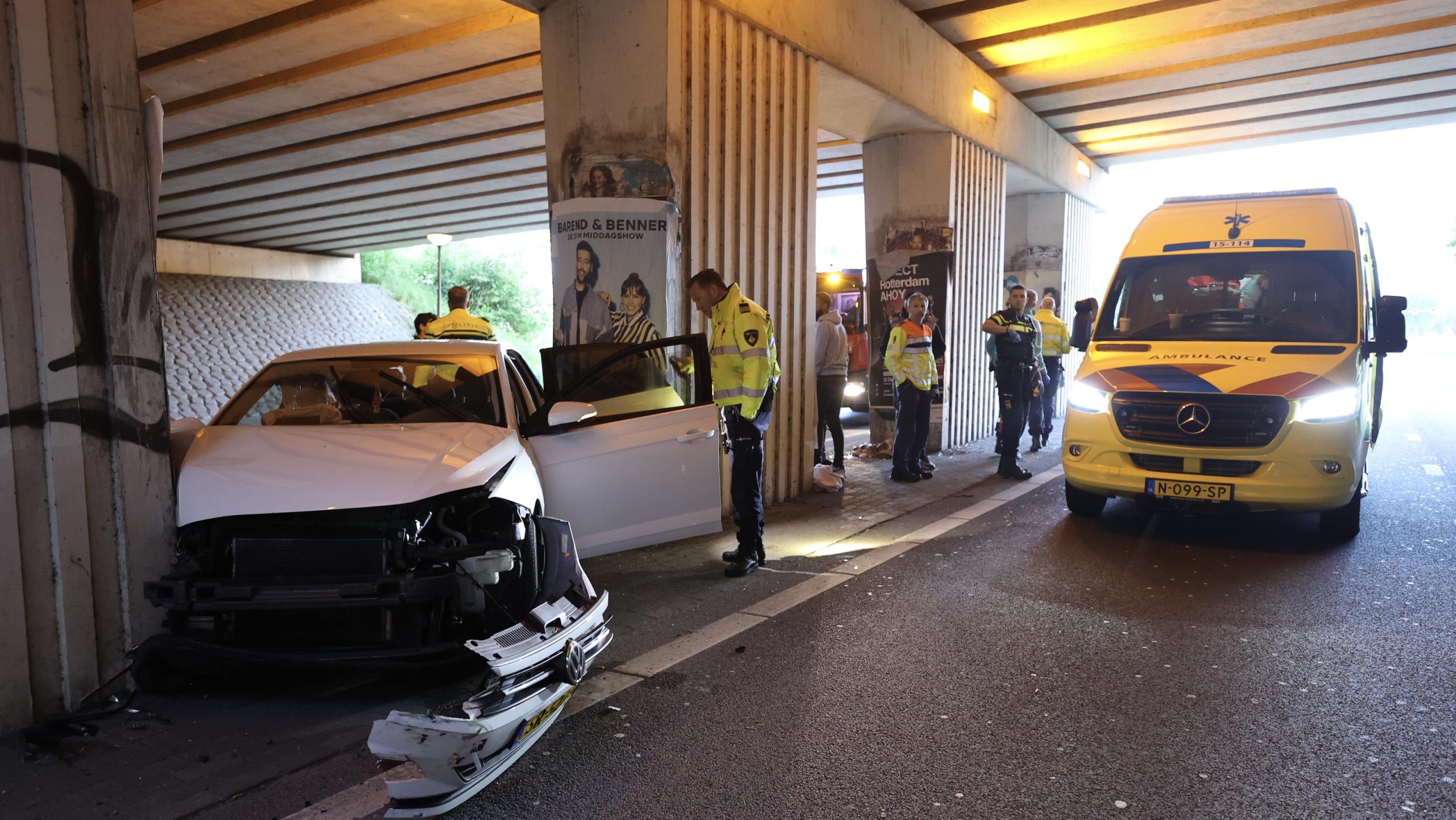 Auto knalt tegen viaduct bij oprit A4 Plaspoelpolder