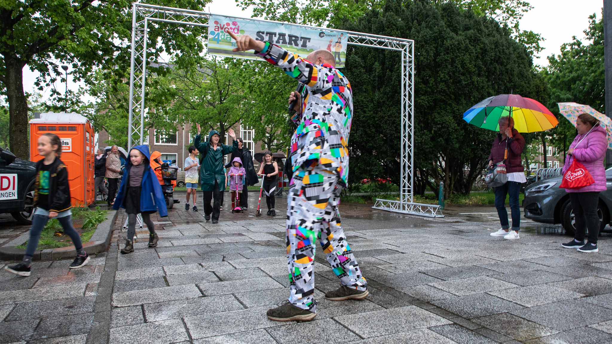 [FOTO] Feestelijk einde Avond4Daagse bij Huis van de stad Rijswijk