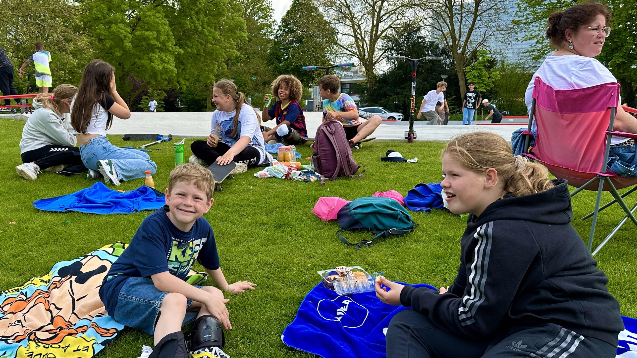 Jongeren skaten en recreëren in het nieuwe skatepark