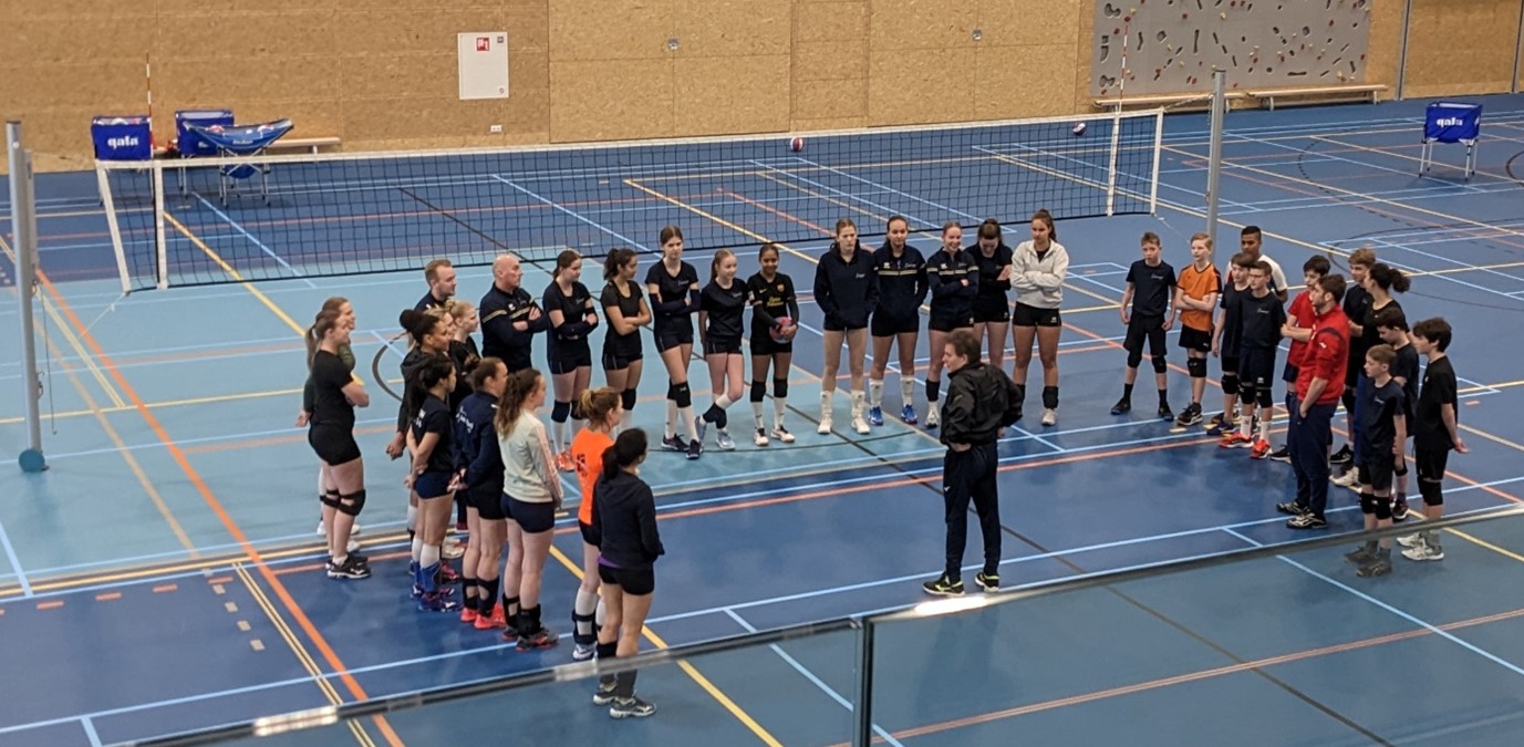 Voormalig bondscoach Nederlands Dames Volleybalteam Avital Selinger geeft clinic bij Inter Rijswijk