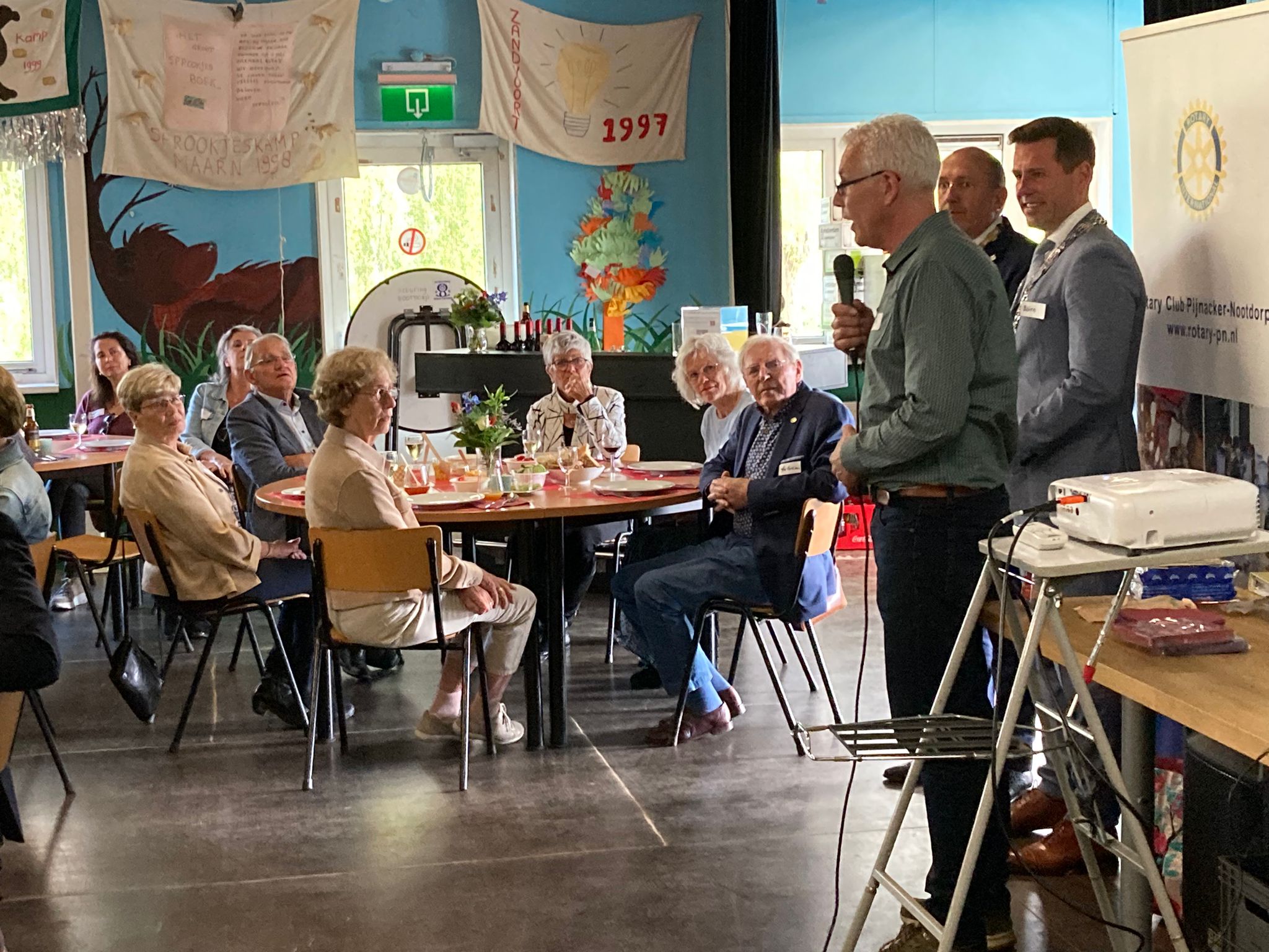 Vrijheidsmaaltijd Rotary druk bezocht bij Scouting Nootdorp