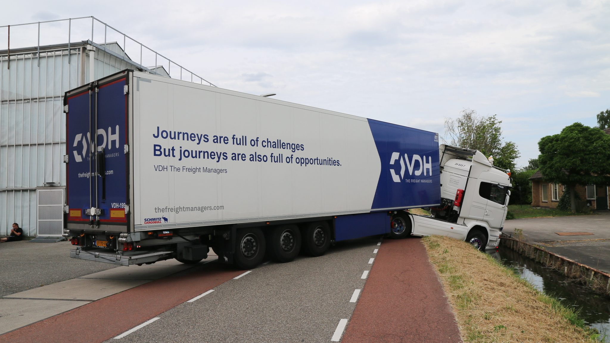 Schimmelpennick van der Oyeweg tijdelijk dicht door vrachtwagen in berm