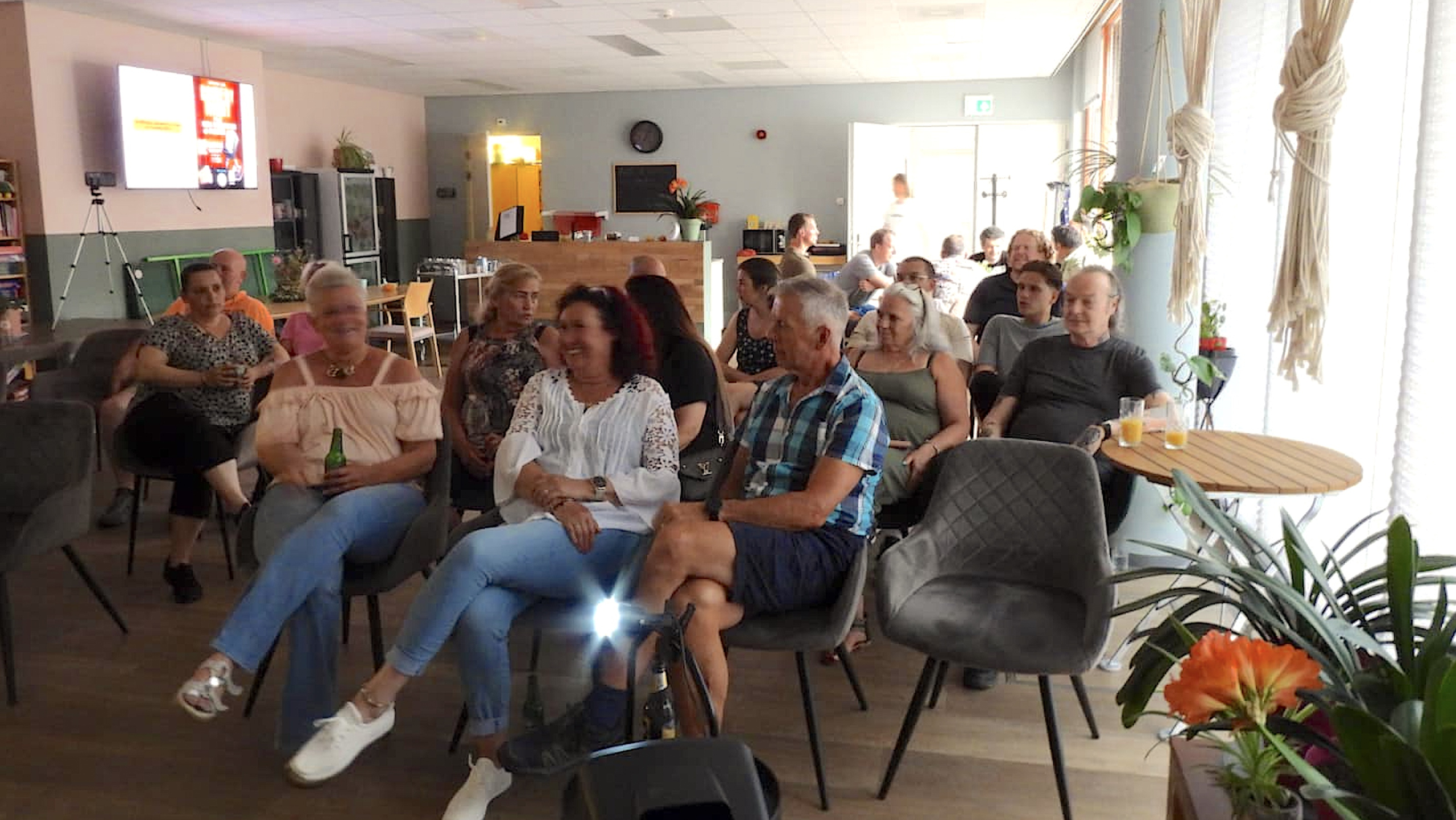 Veel gelach tijdens open mic in huiskamer van de SWOP