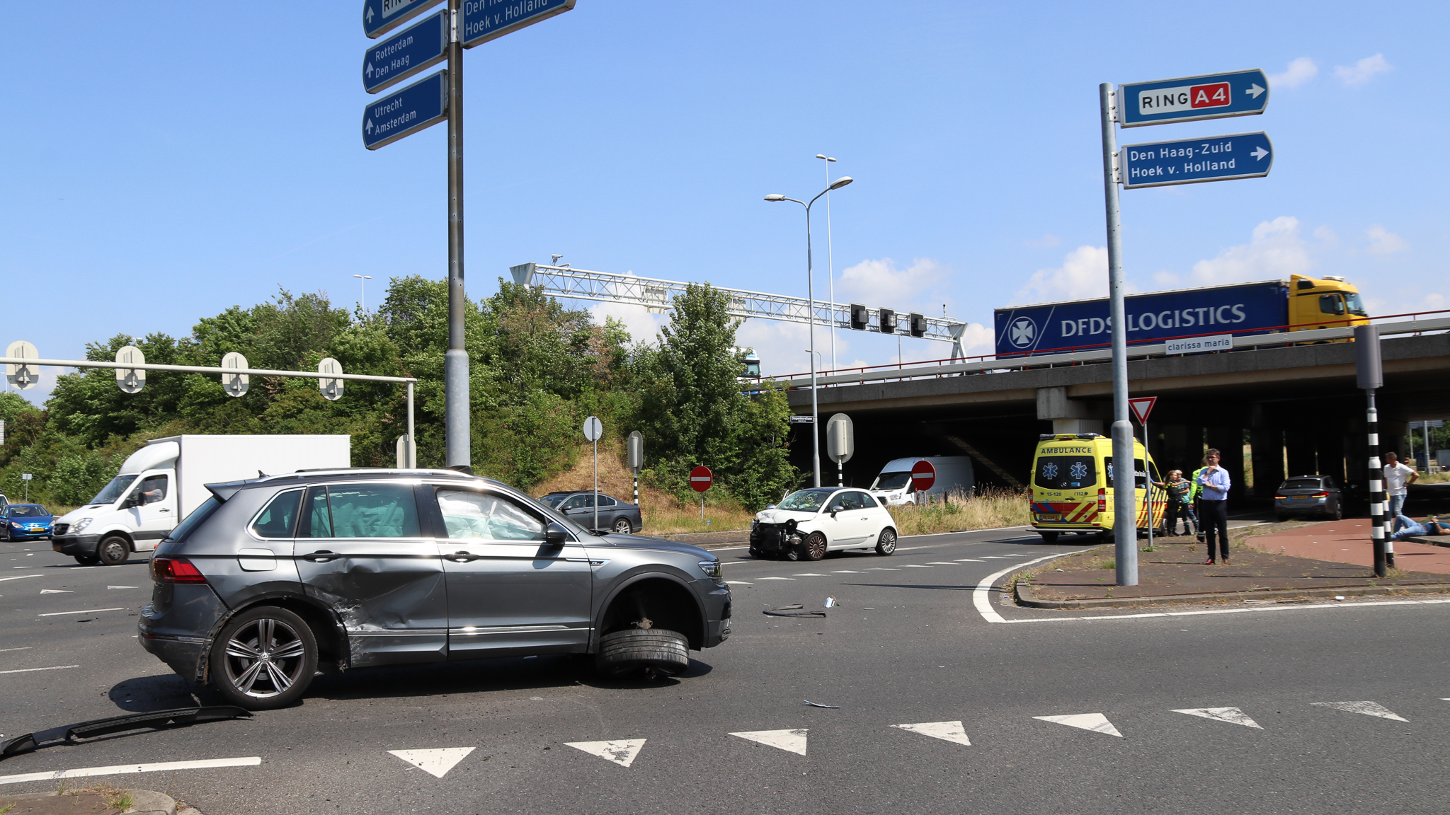 Grote schade na ongeval bij op- en afrit A4 Rijswijk Plaspoelpolder