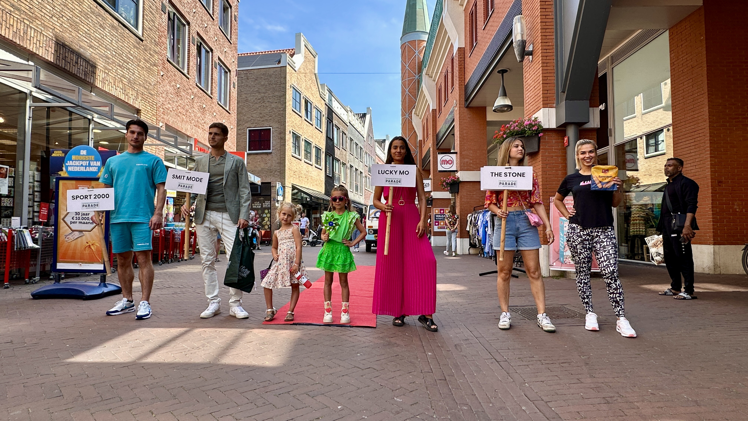 [FOTO] Modeshow met kleding van lokale winkels in winkelcentrum de Parade