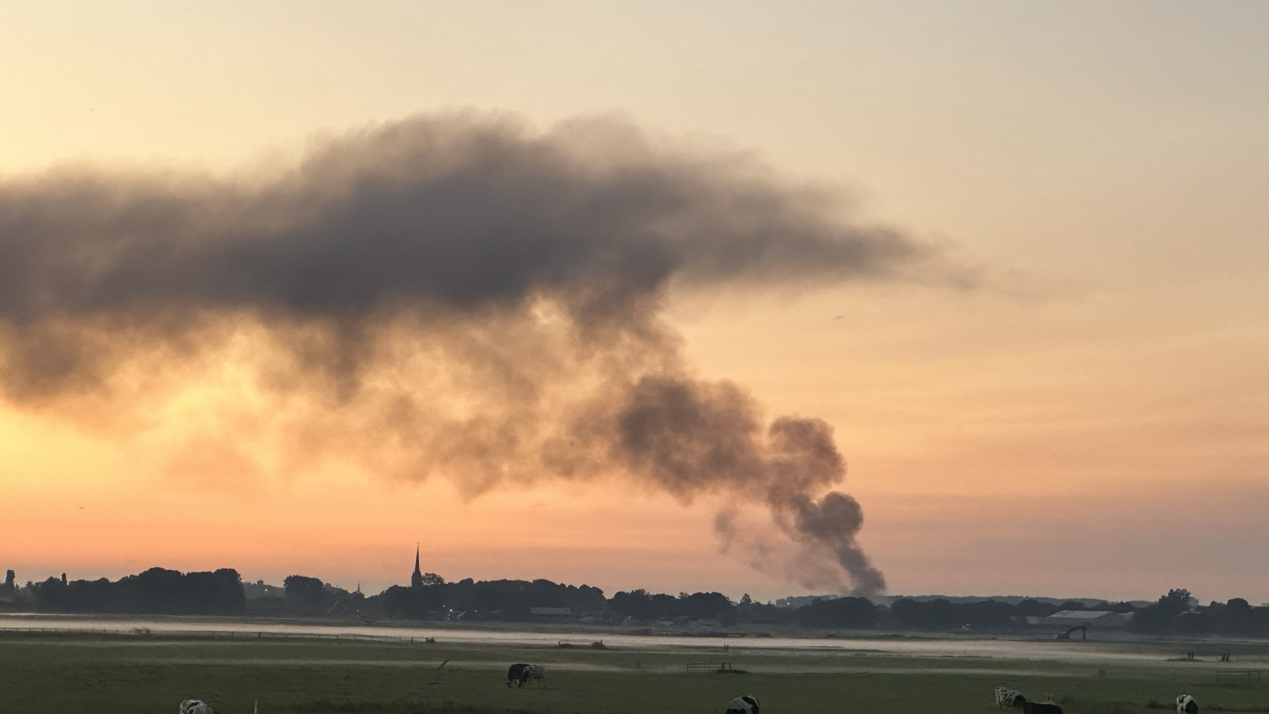 Grote brand in schuur bij loonbedrijf in Stompwijk