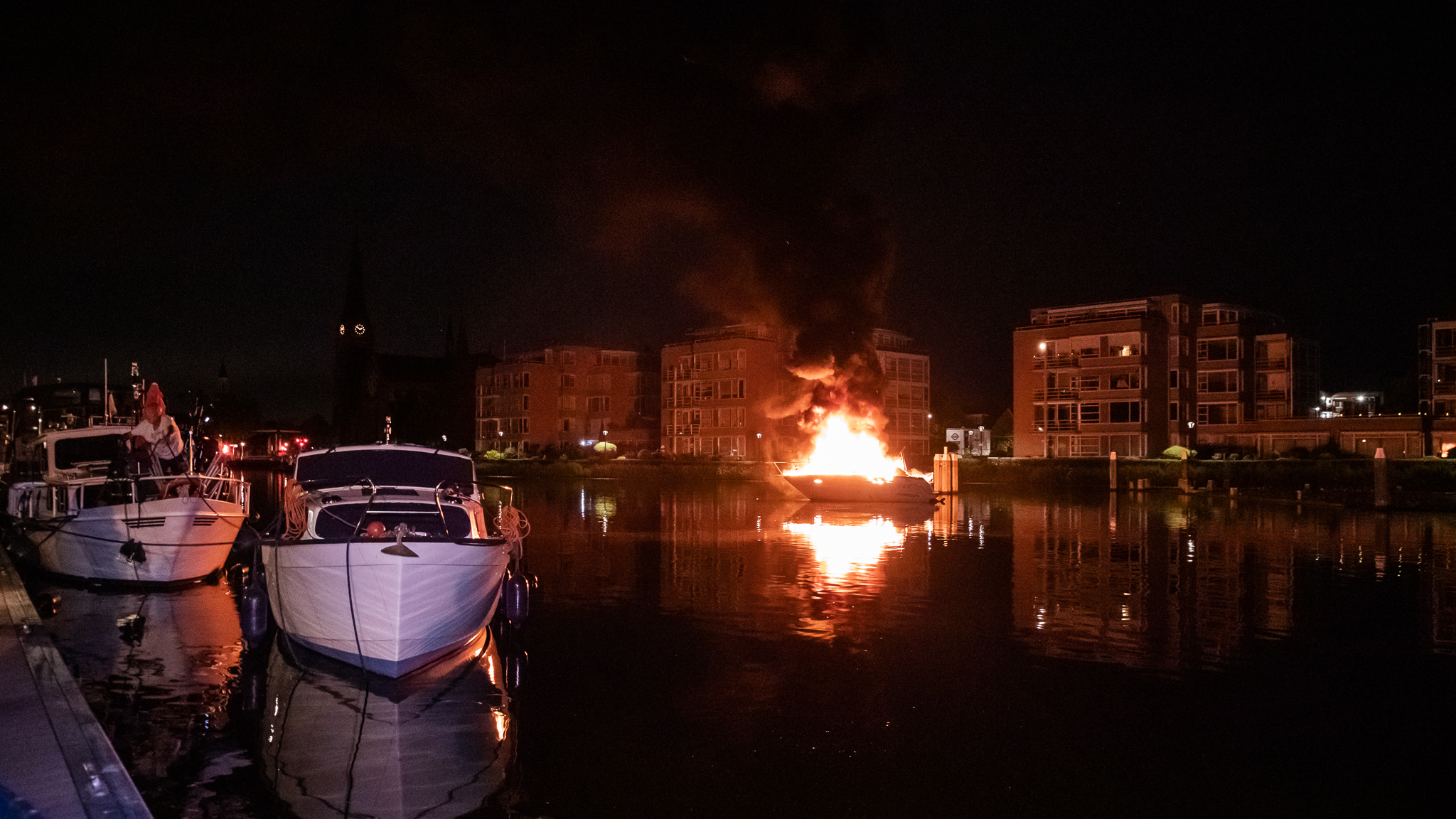 Brandende boot op drift op Vliet in Leidschendam