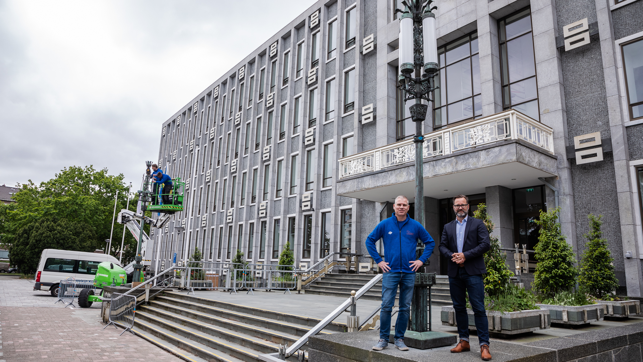 Oude lantaarns bij Huis van de Stad Rijswijk in volle glorie hersteld