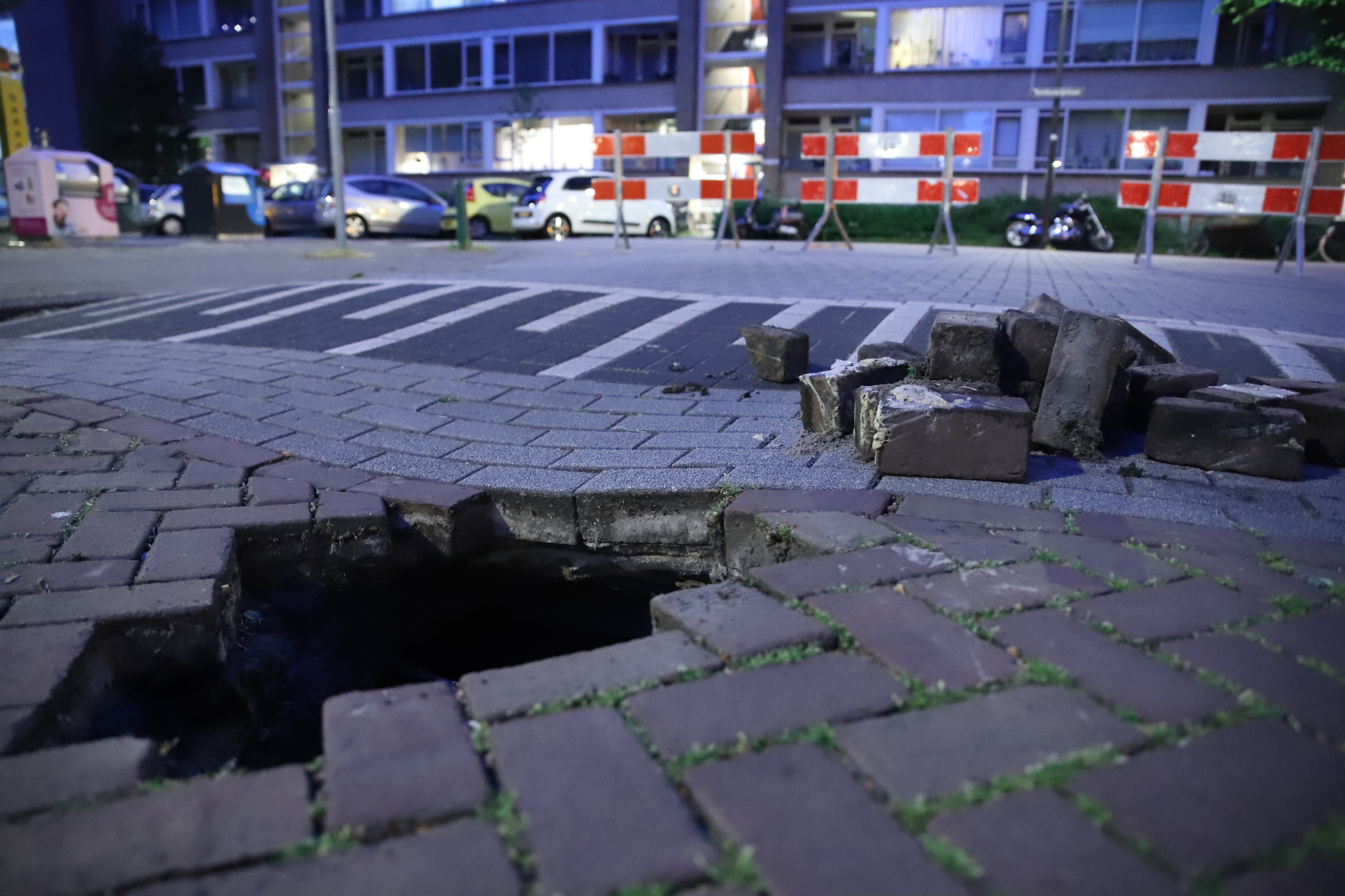 Trompetstraat afgesloten wegens sinkhole in de weg