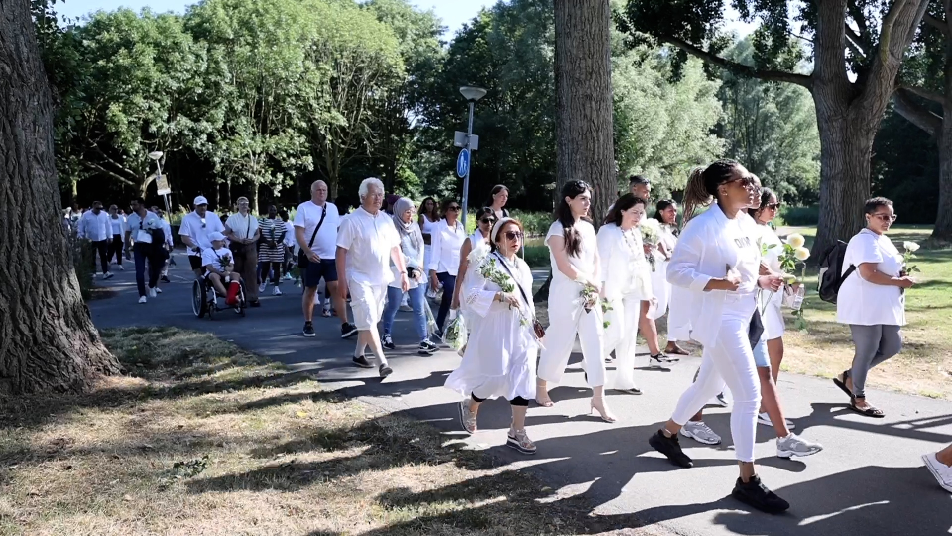 [VIDEO] Indrukwekkende stille tocht door Muziekbuurt voor overleden Karine