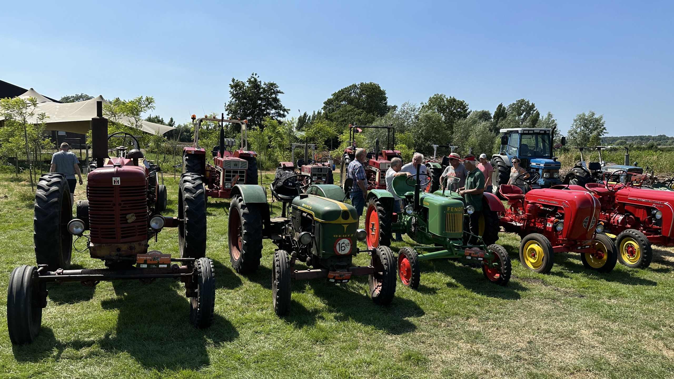 [VIDEO] Tweede oldtimer tractorrit gereden in Stompwijk