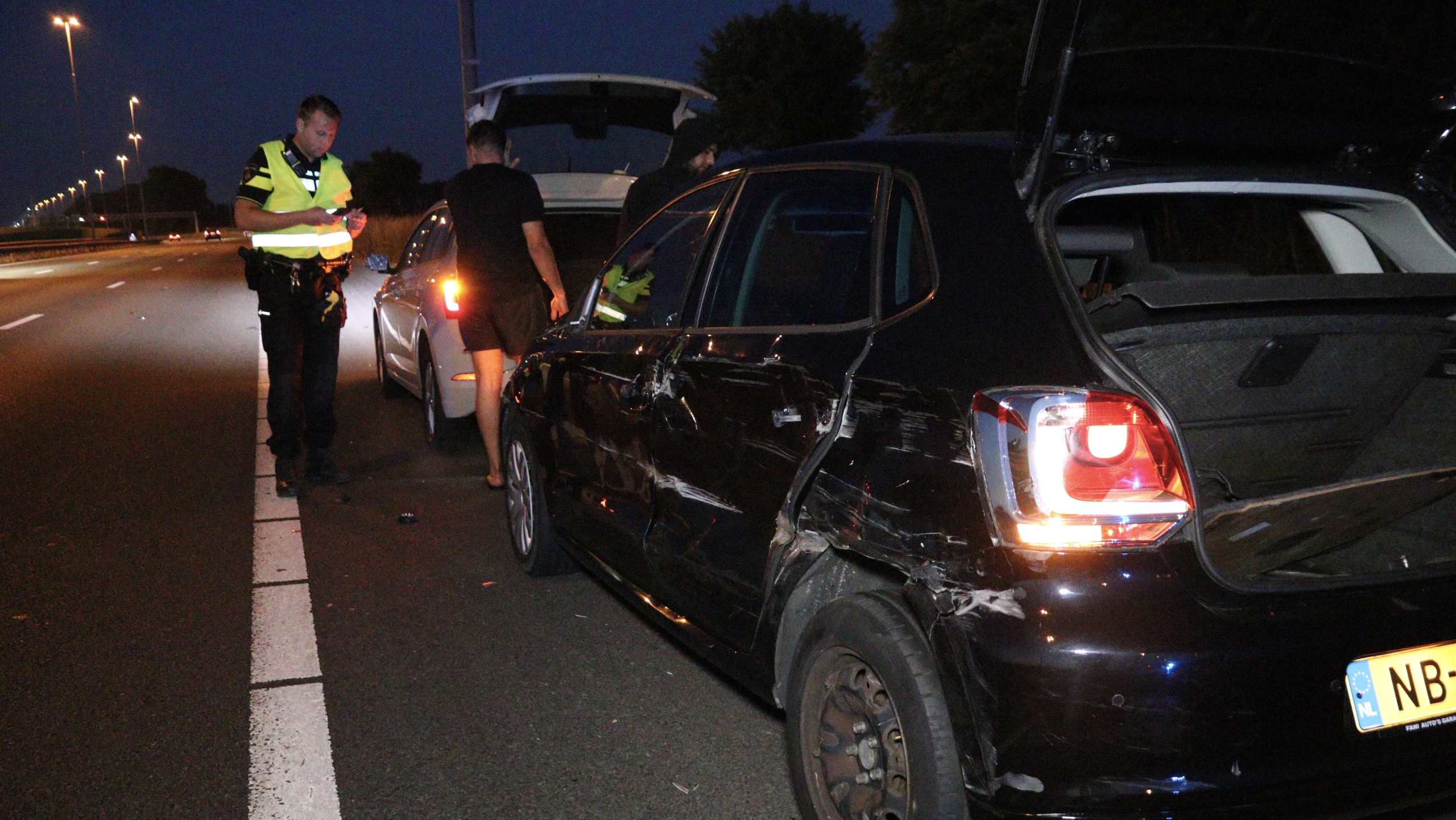 Vrachtwagenchauffeur ramt auto met pecht op A13