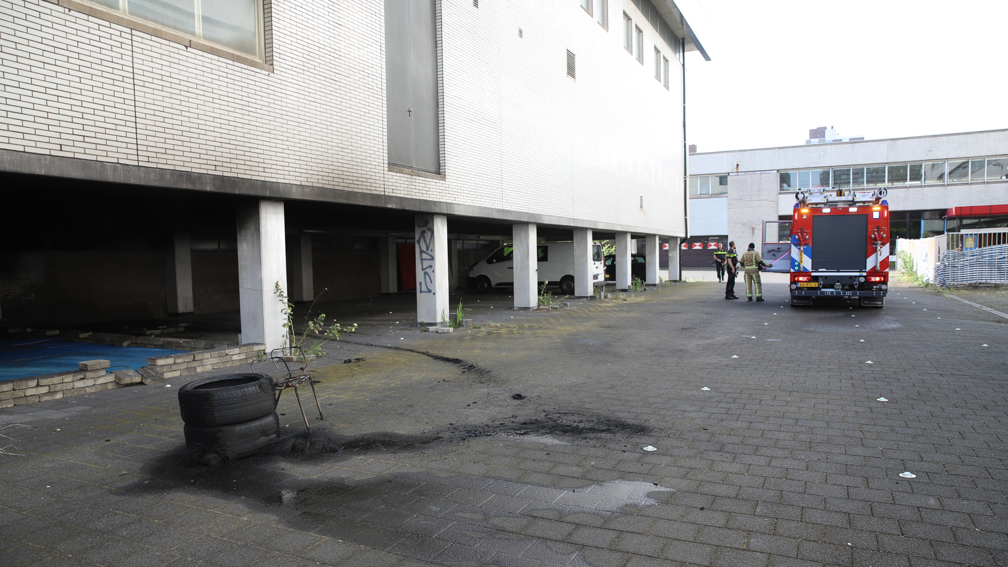 Brandweer blust beginnende brand bij leegstaand pand