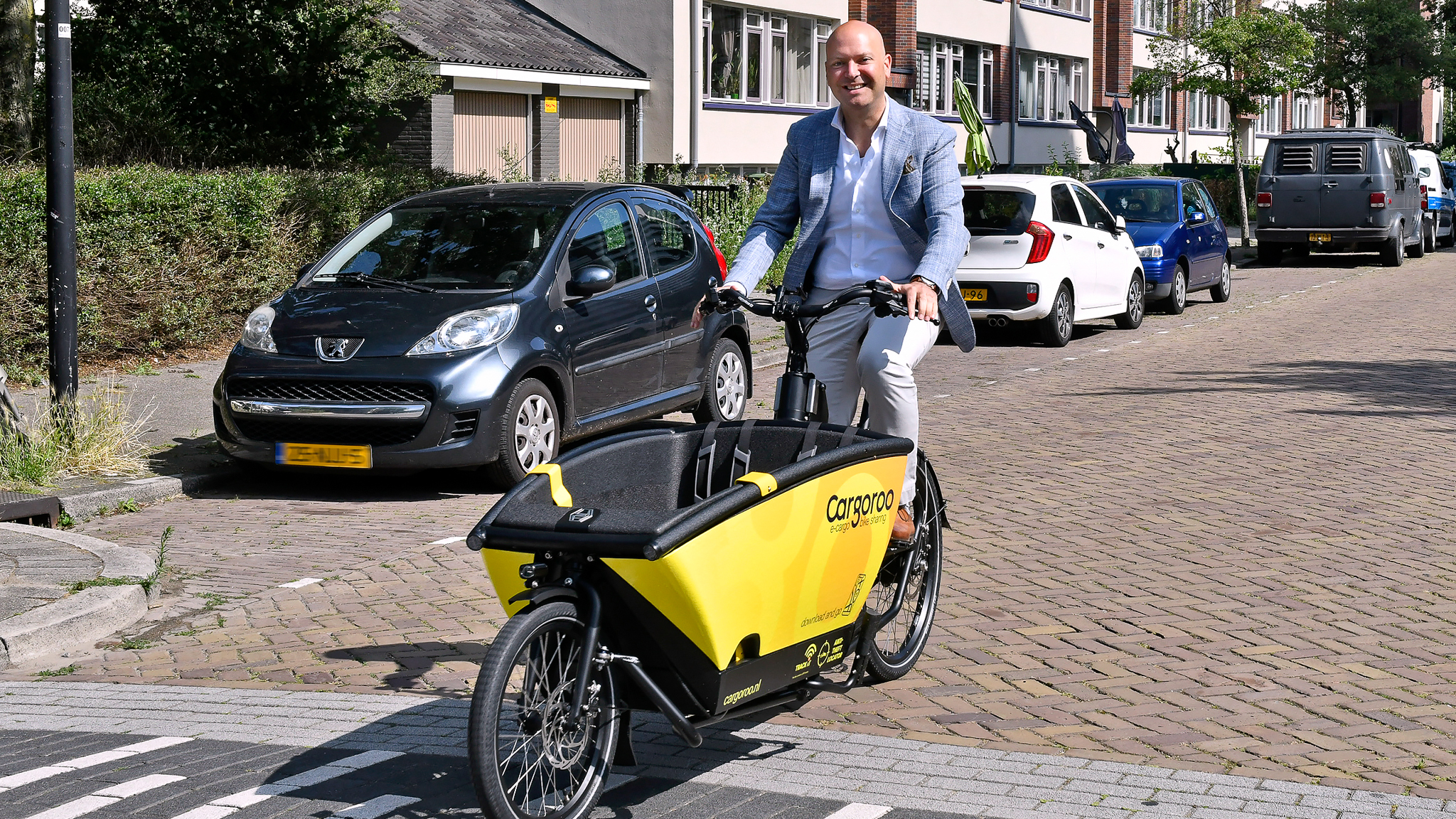 Wethouder Armand van de Laar neemt eerste elektrische deelbakfiets in gebruik