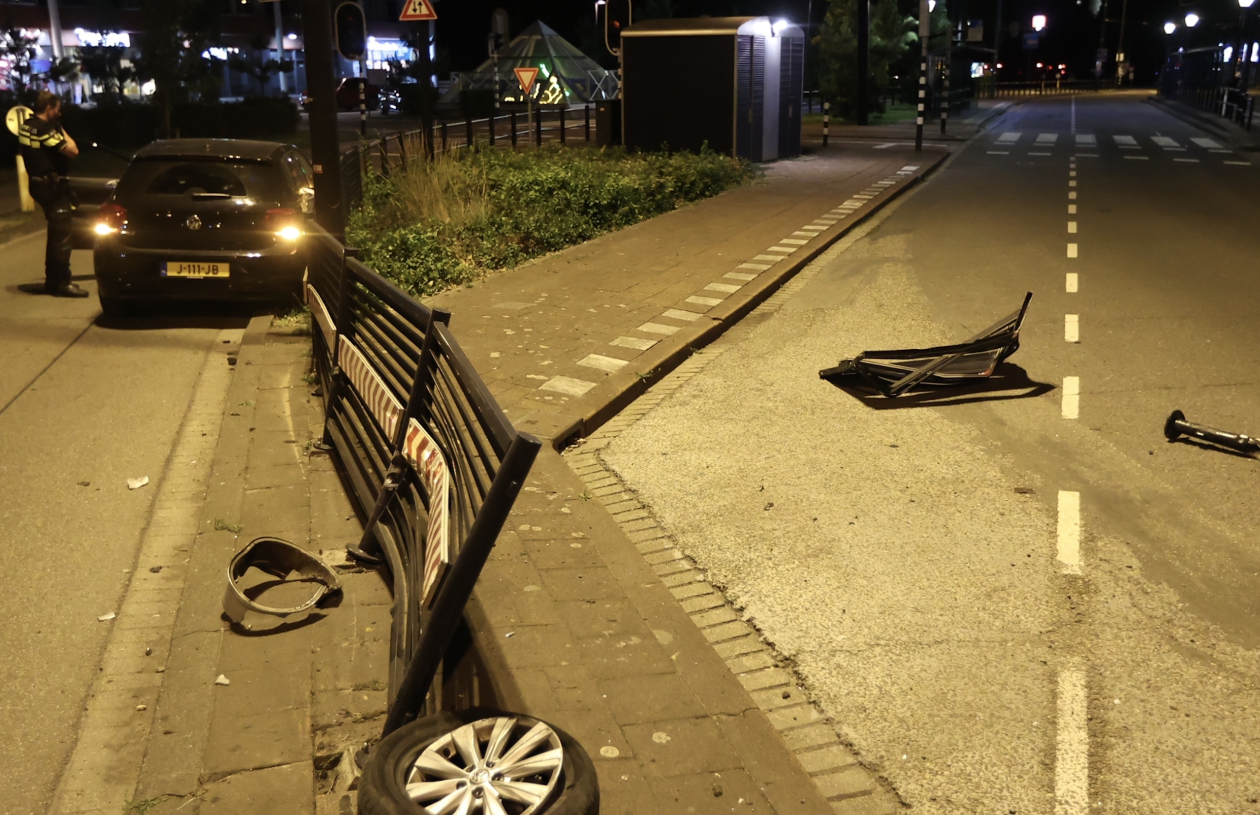 Auto verliest wiel na crash Generaal Eisenhowerplein Rijswijk