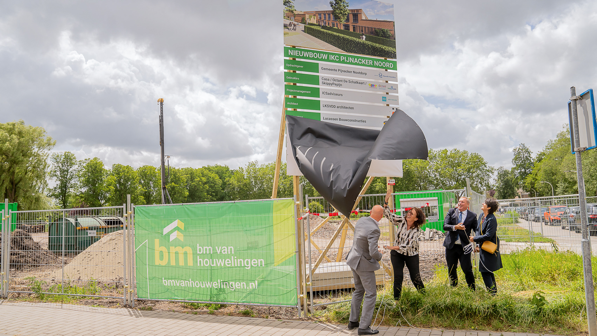 Onthulling bouwbord markeert start bouw scholen in Pijnacker Noord