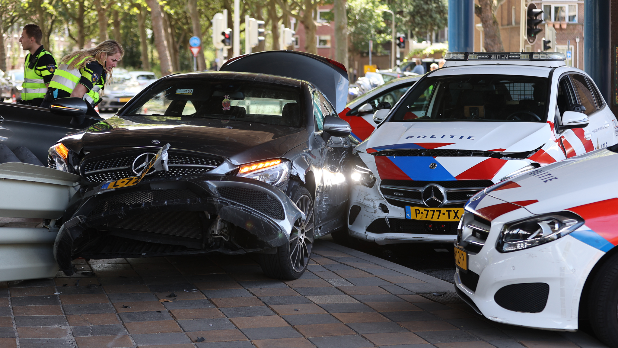 Achtervolging vanuit Voorburg eindigt in ravage op Haagse Lekstraat