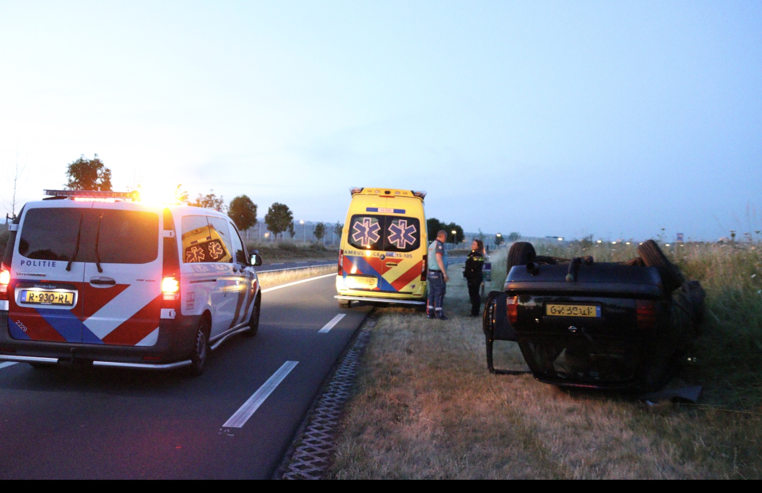 Man slaat met auto over de kop op N470 bij Delfgauw