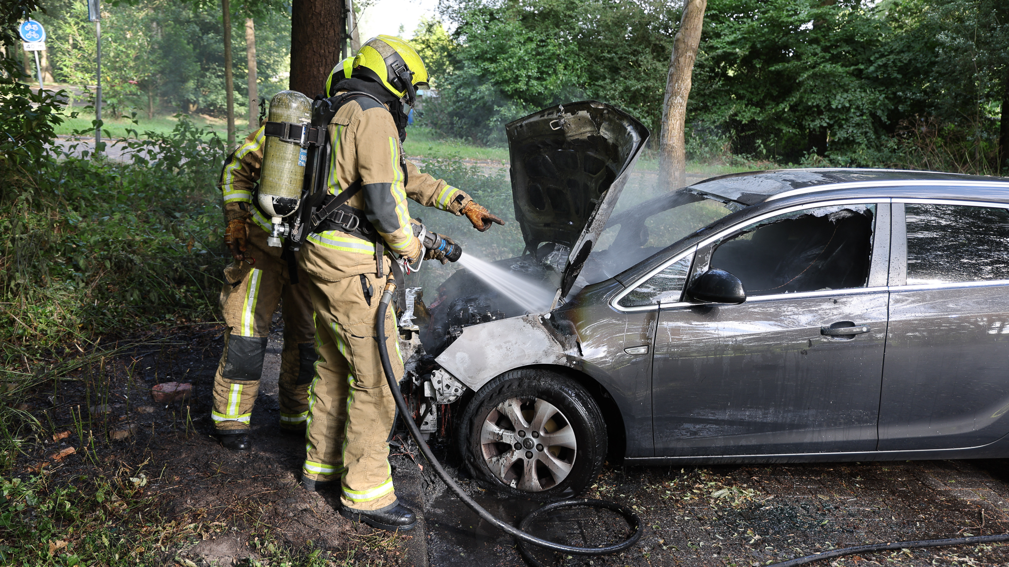 Brand verwoest geparkeerde auto in Leidschendam