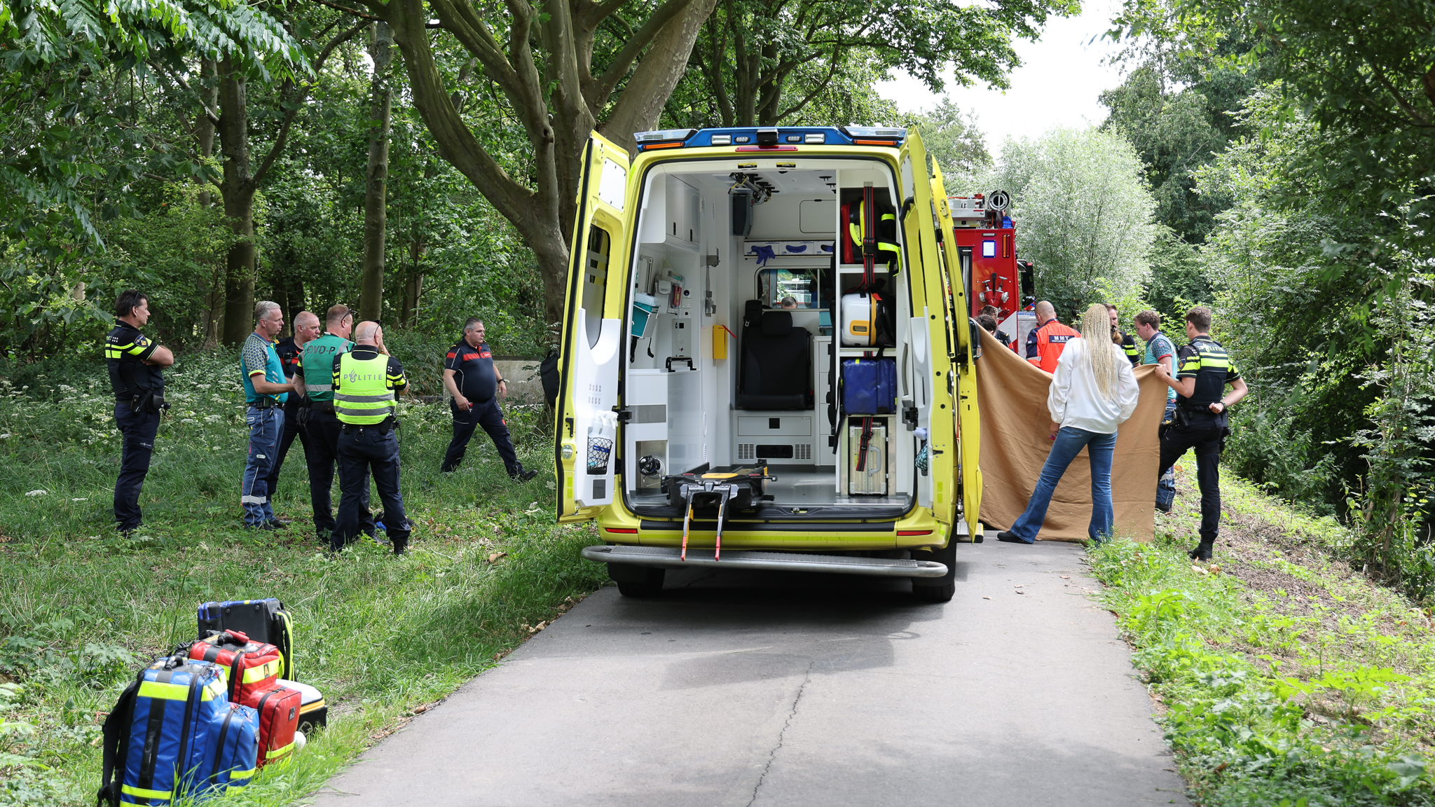 Vrouw aangetroffen in sloot bij Eikelenburglaan