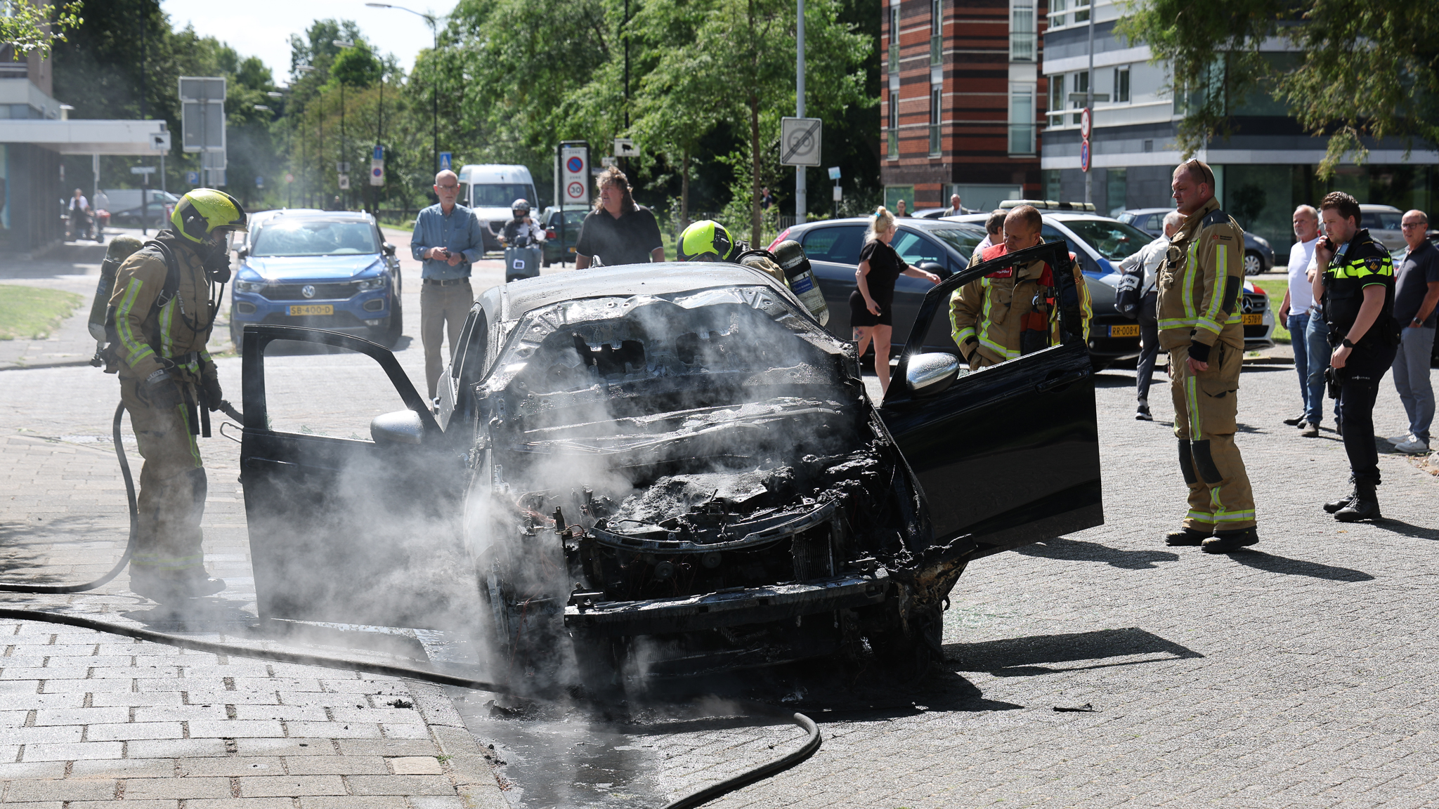 Politie zoekt getuigen na autobrand op klaarlichte dag