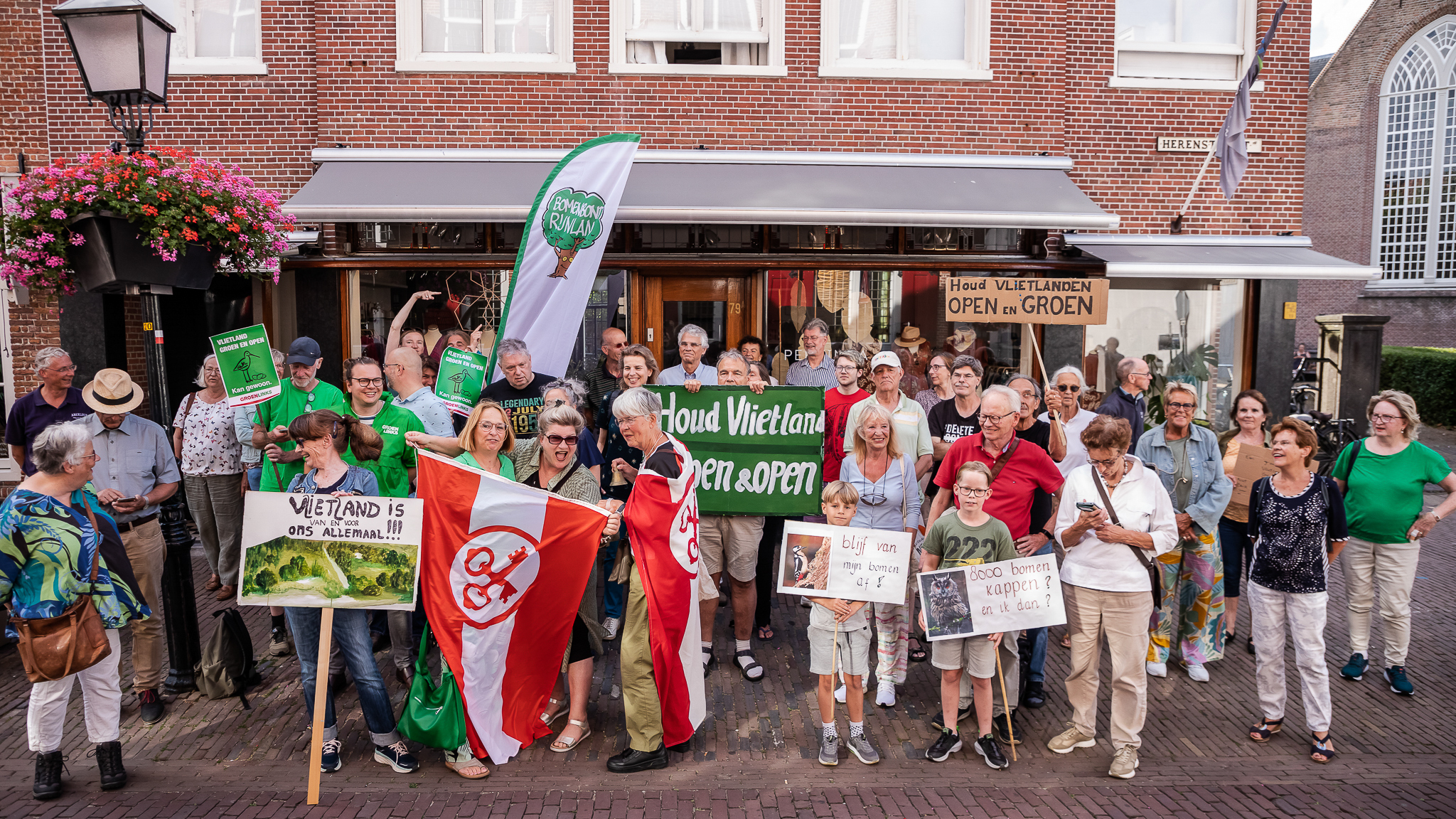 Protest tijdens besloten raadsvergadering over Vlietland Noord