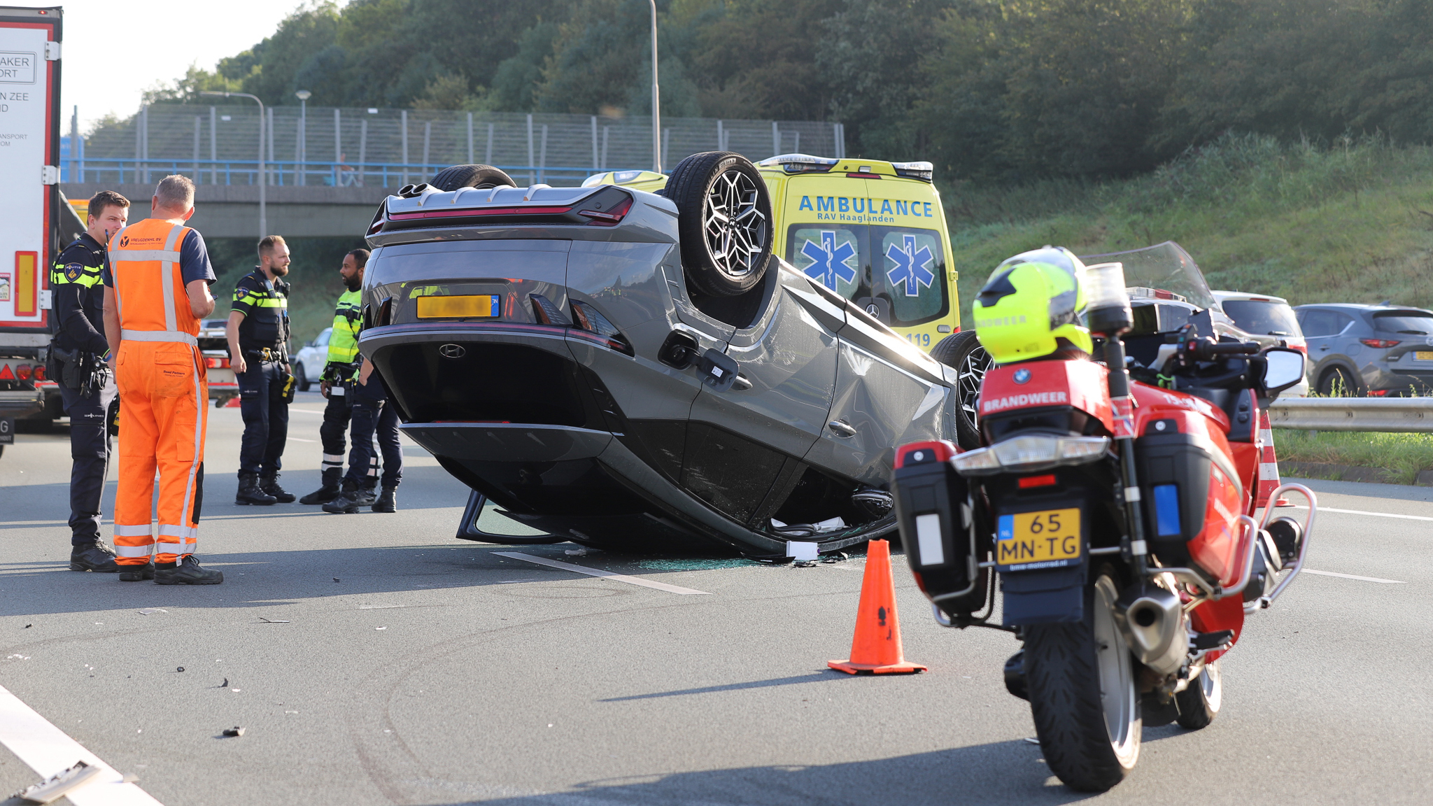 Auto belandt ondersteboven op A4 bij Rijswijk, tegenpartij rijdt weg