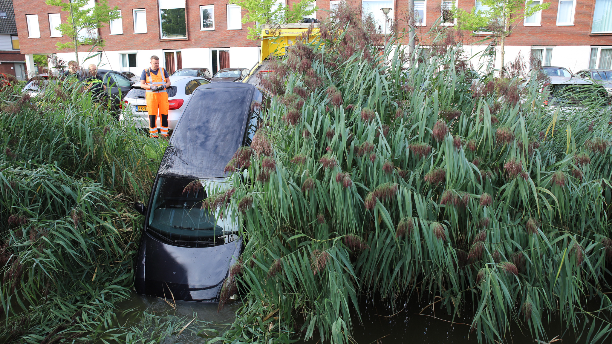 Geparkeerde auto in Nootdorp rolt water in