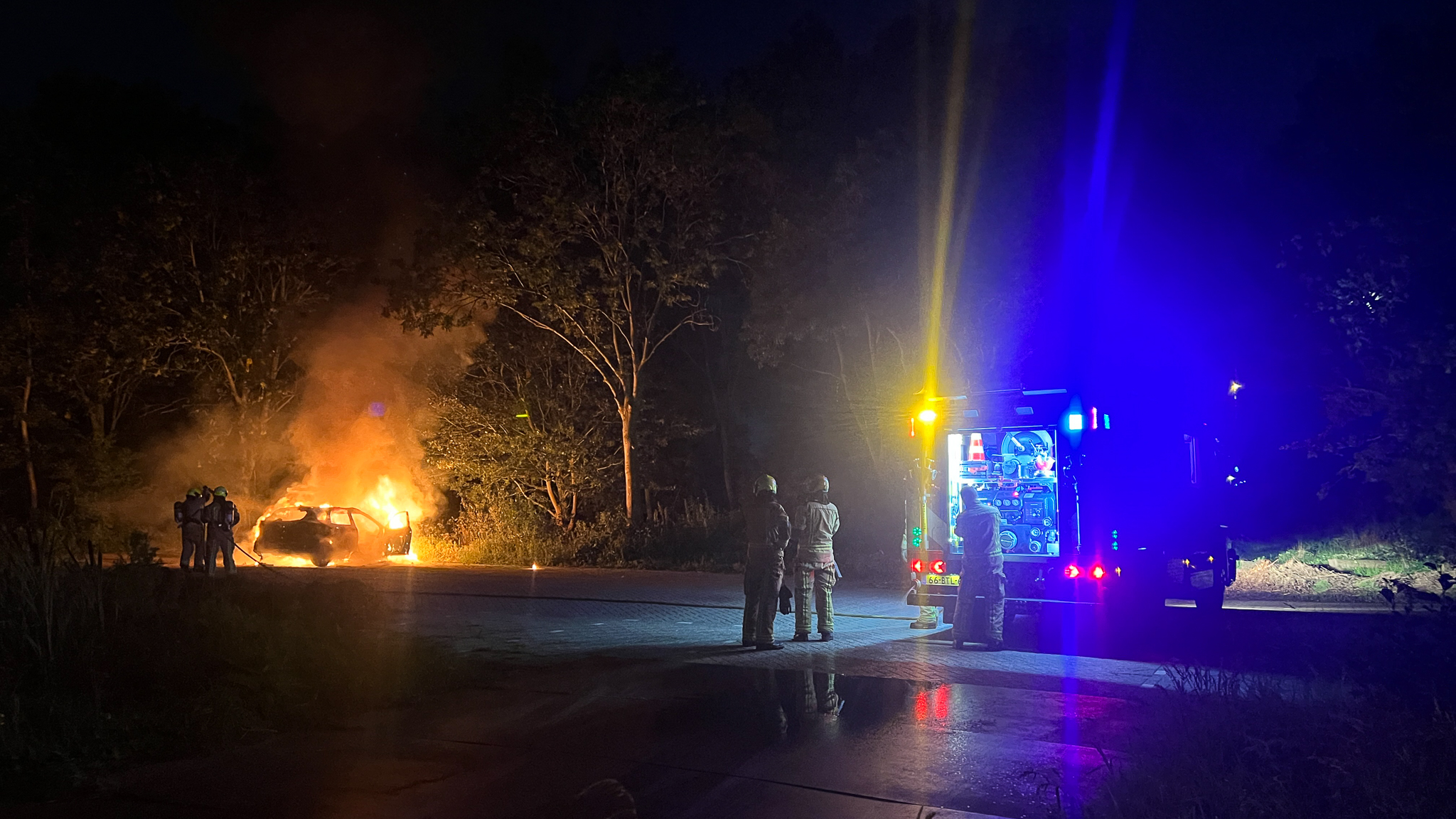 Auto in lichterlaaie op Van der Kooijweg, verband met dodelijke schietpartij onderzocht