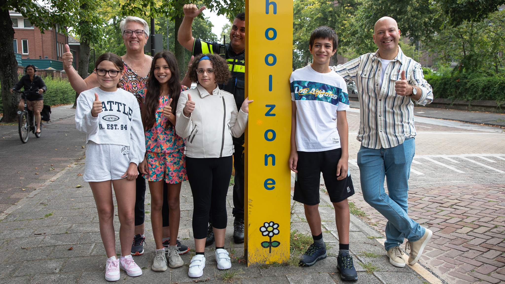 Wethouder en scholieren Mariaschool trappen ‘Wij gaan weer naar school’-campagne af