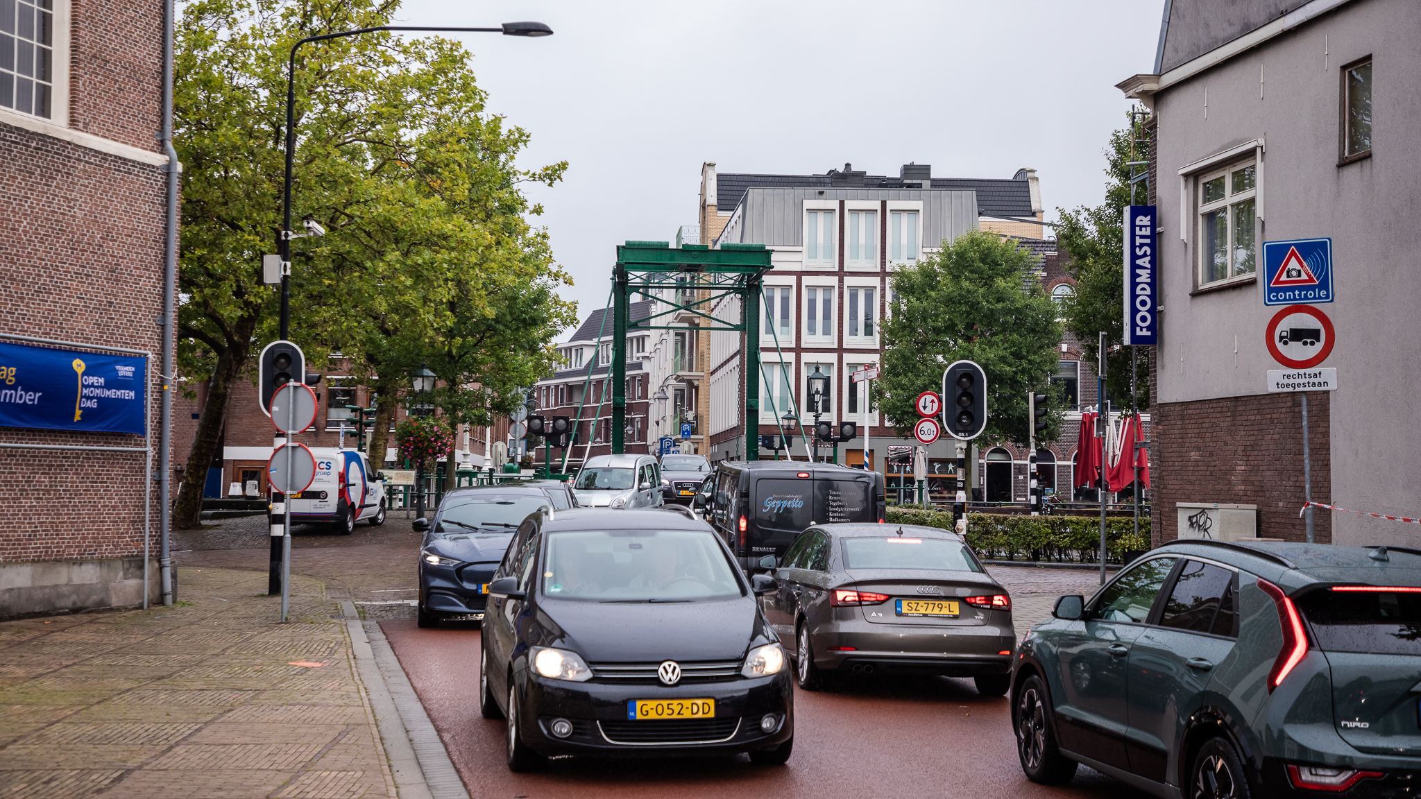 Defecte verkeerslichten, regen en dichte tunnel: verkeerschaos compleet