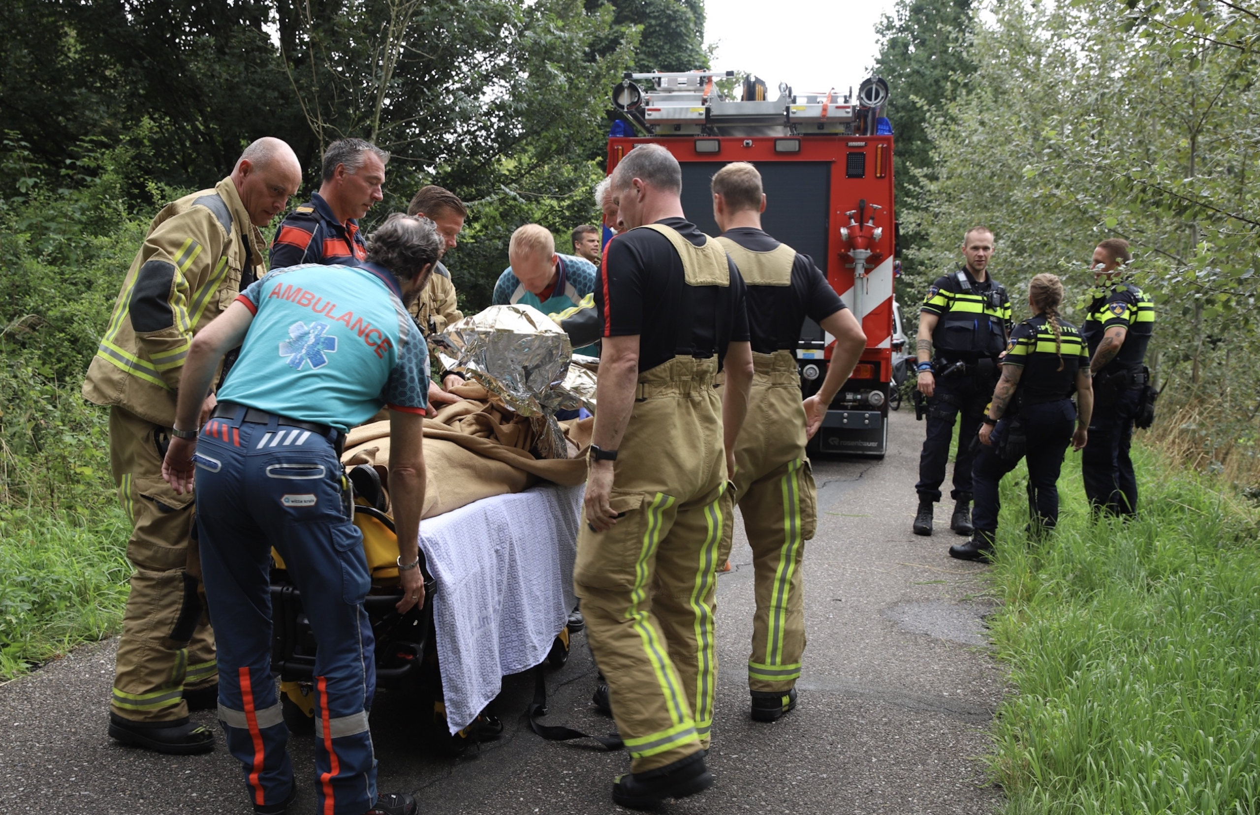 Man gewond nadat hij met scootmboel het water in rijdt