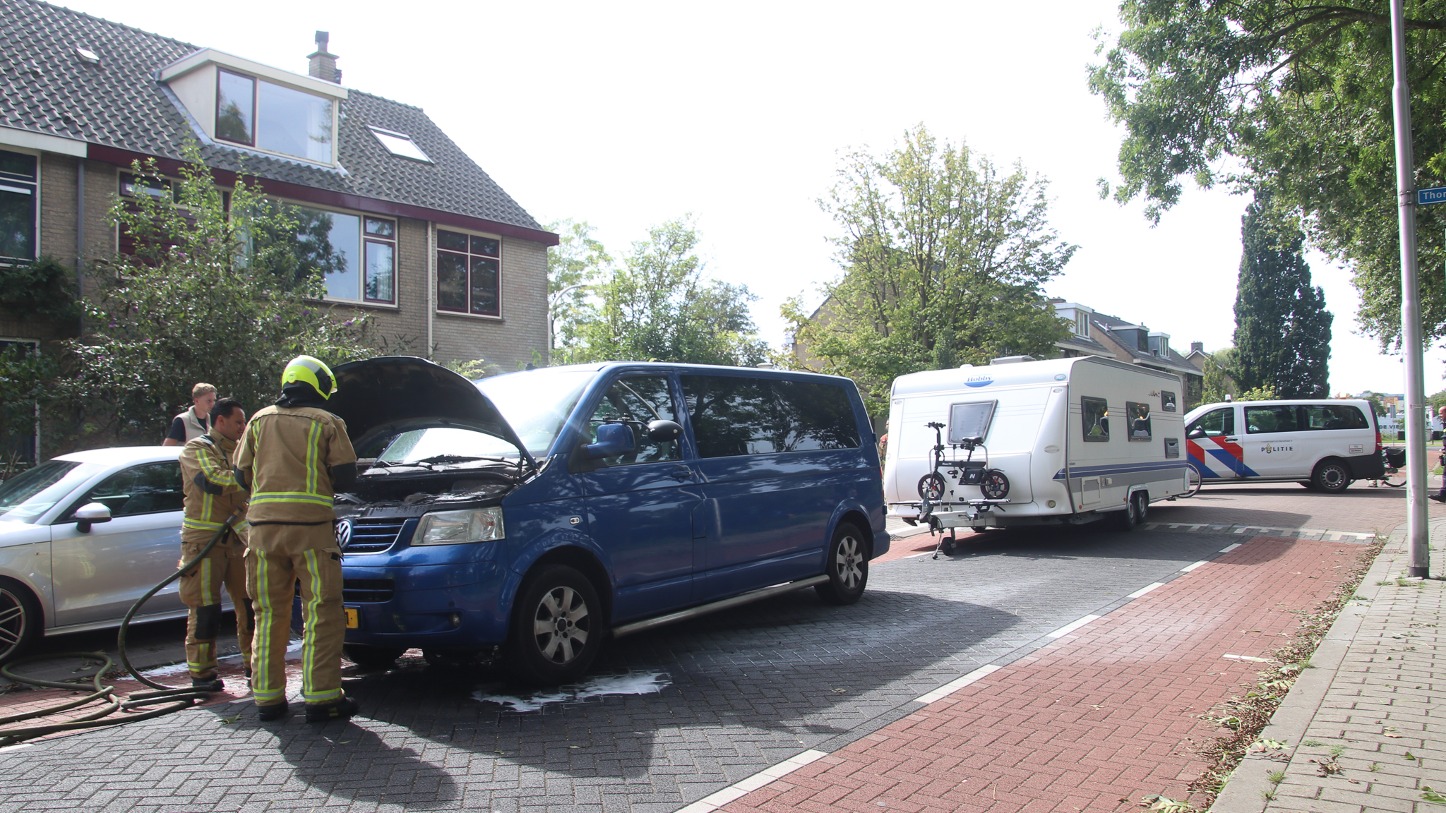 Familie is bijna thuis in Pijnacker als busje in brand vliegt