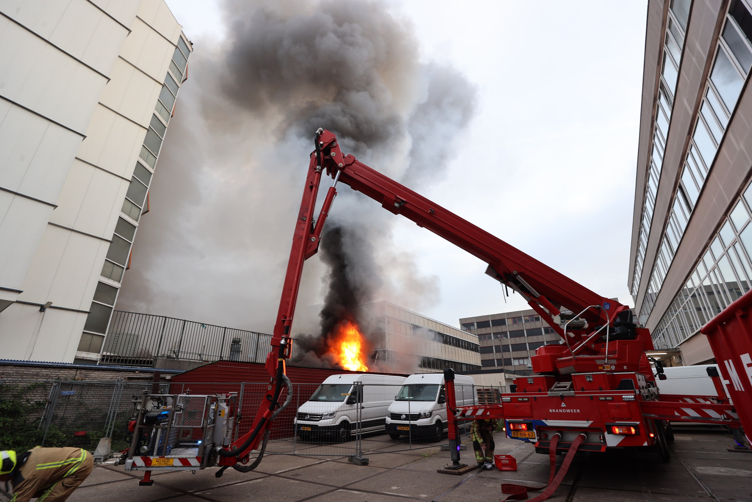 Grote brand in leegstaand pand aan Volmerlaan