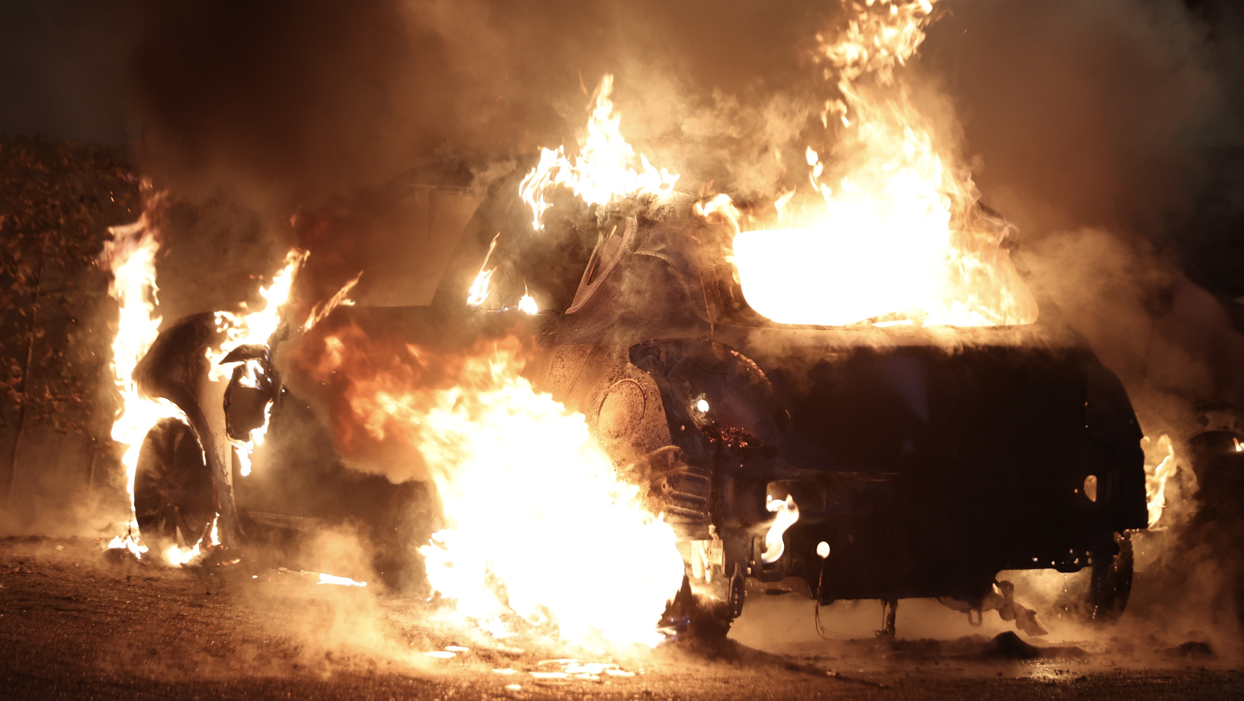 Grote vlammenzee door auto in brand aan Aletta Jacobsstraat