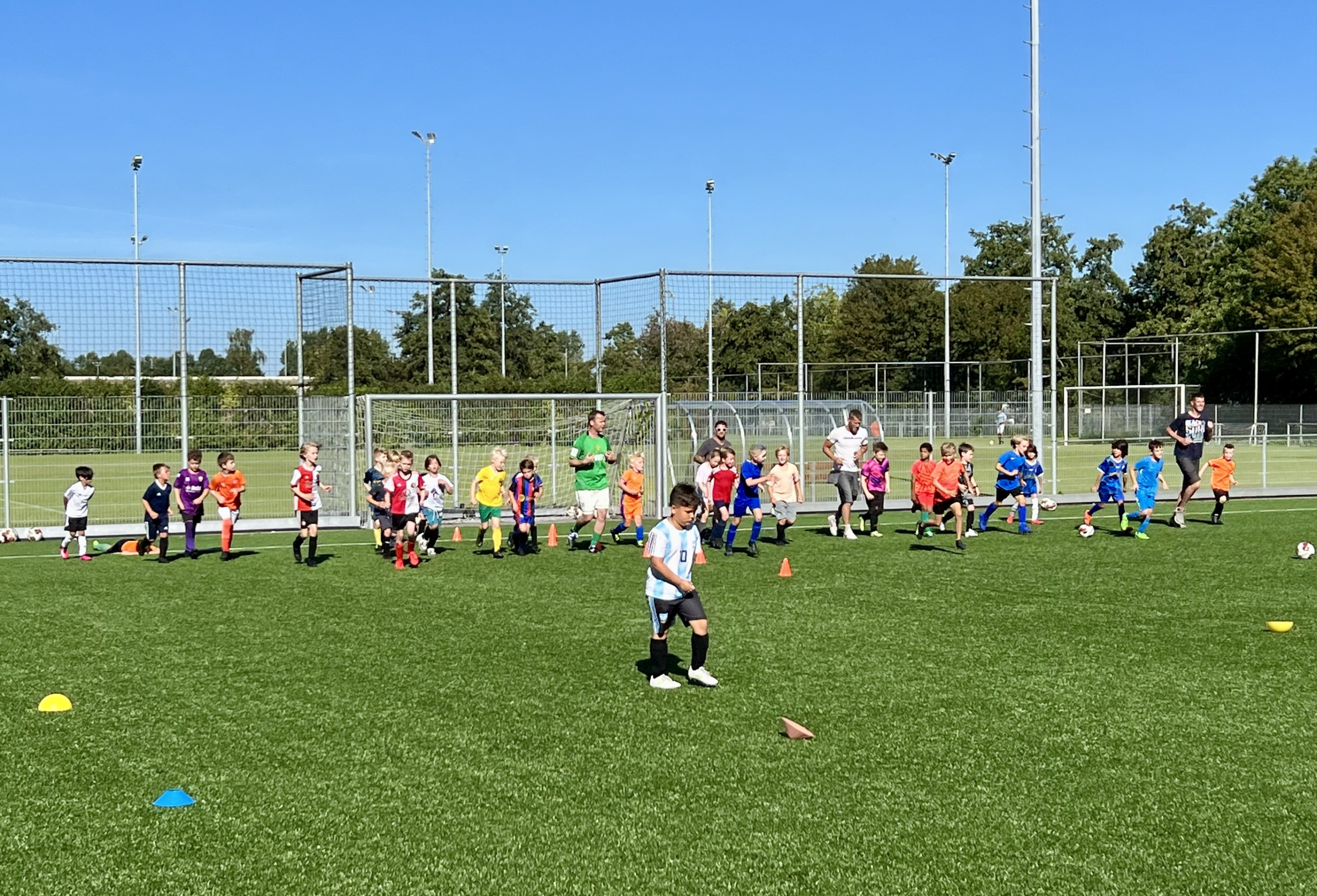 De jeugdspelers van SEV Leidschendam gaan weer enthousiast van start