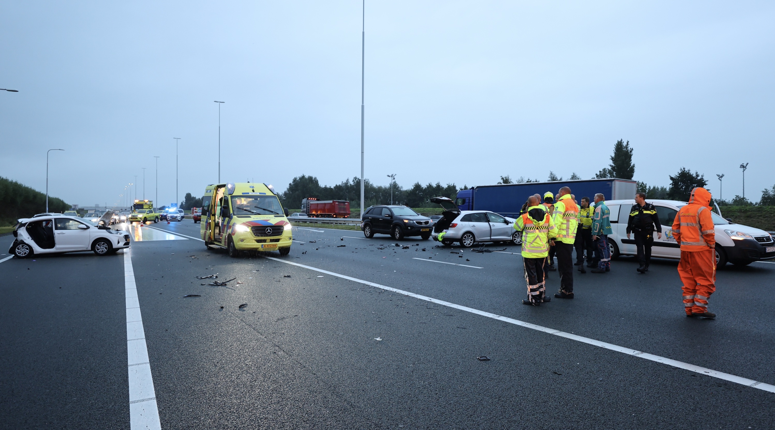 A4 richting Den Haag/Amsterdam afgesloten door ongeluk met meerdere voertuigen