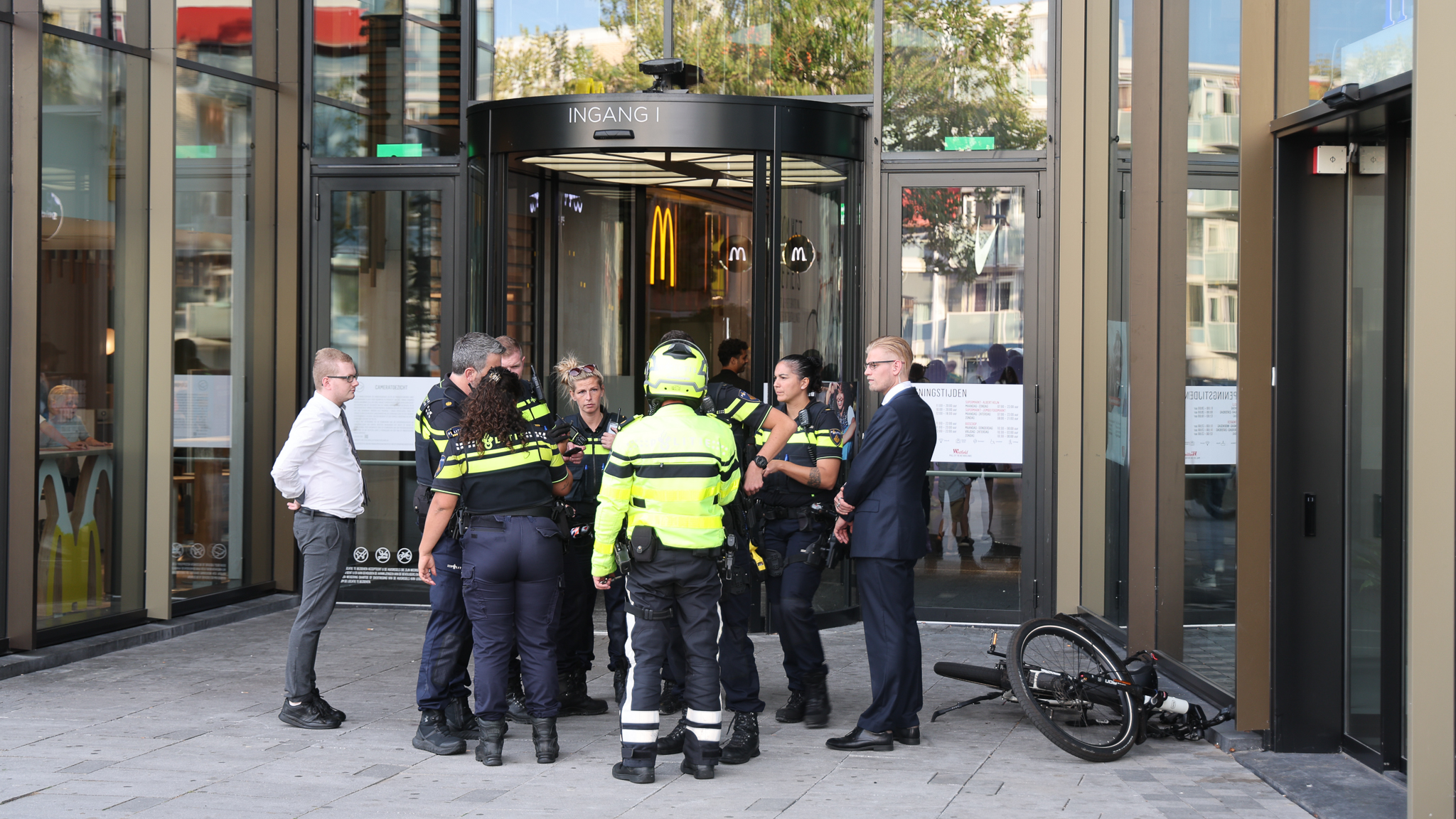 Scooterrijder rijdt in op agent in Leidschendam