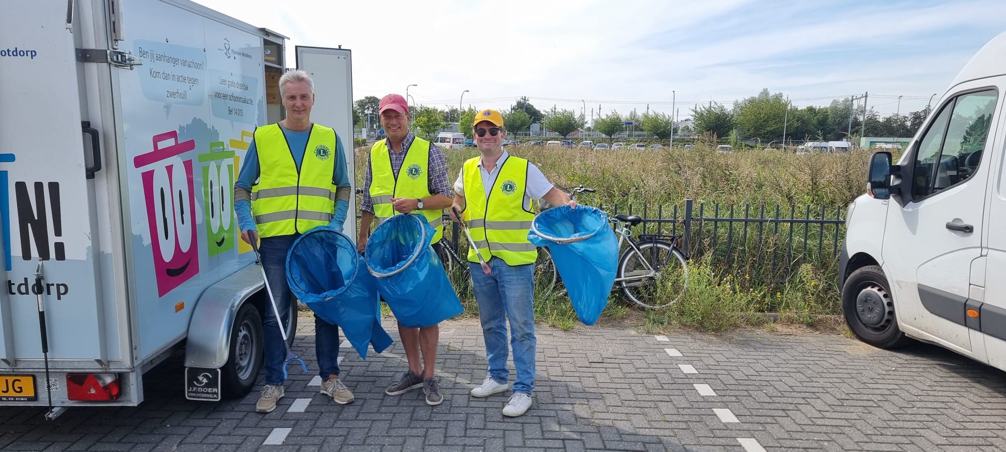 Vrijwilligers Lions Club verwijderen zwerfafval rond Natuurgebied