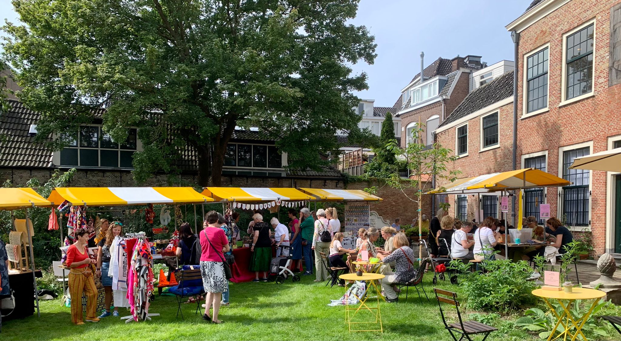 Papier en textielmarkt van Museum Rijswijk weer een groot succes