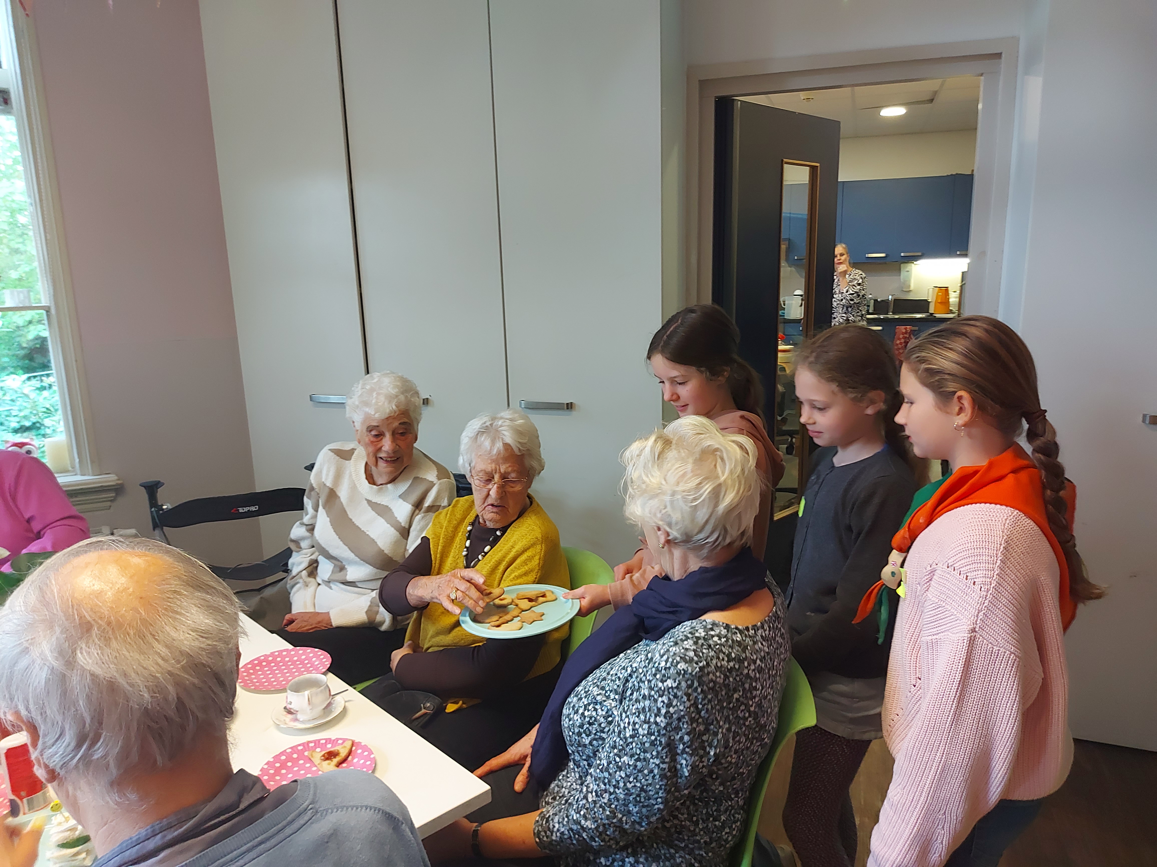 Scouts vieren 60-jarig jubileum met een high tea voor ouderen